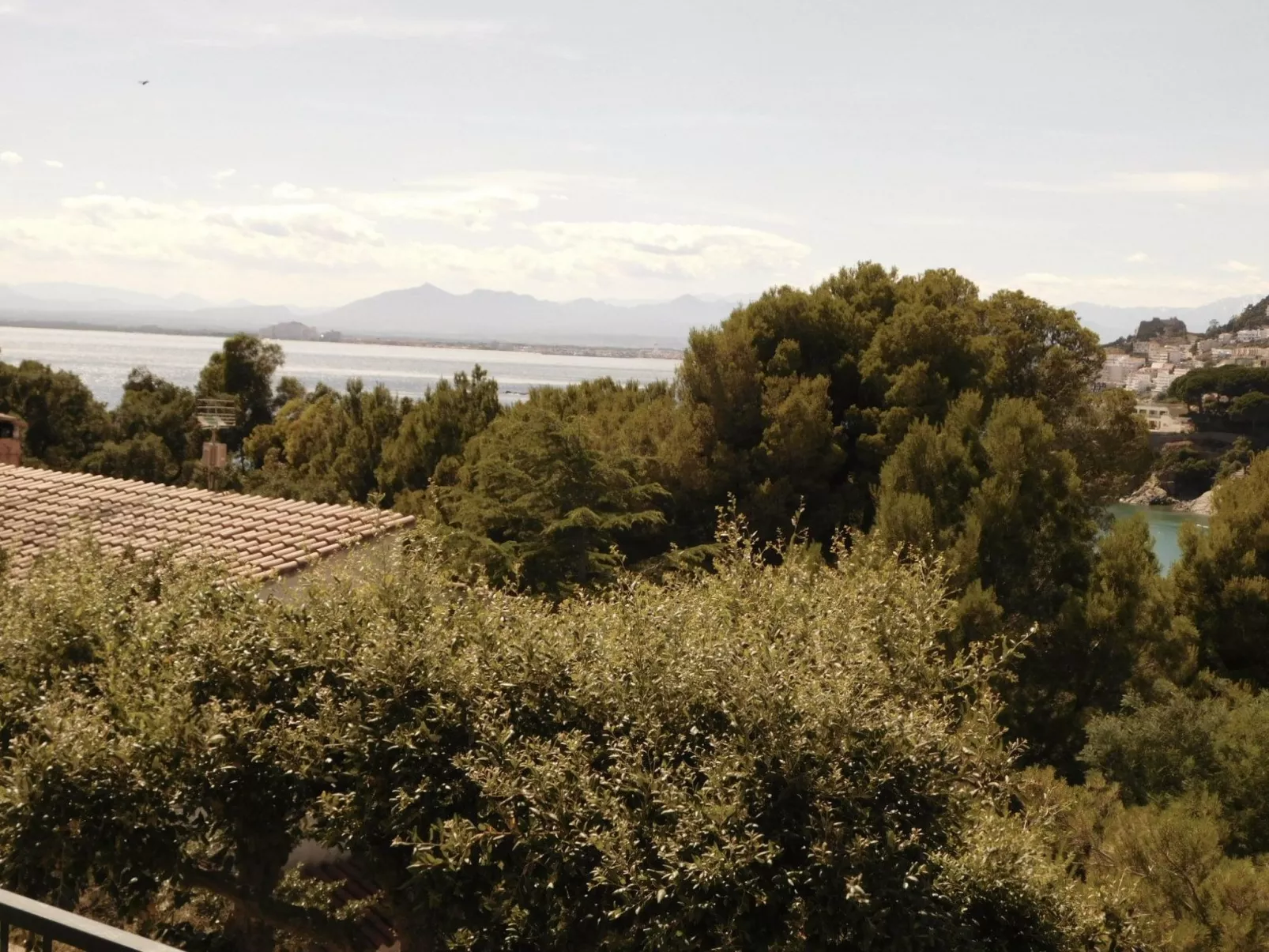 Renoviertes Ferienhaus in Roses mit Terrasse-Image-tags.info