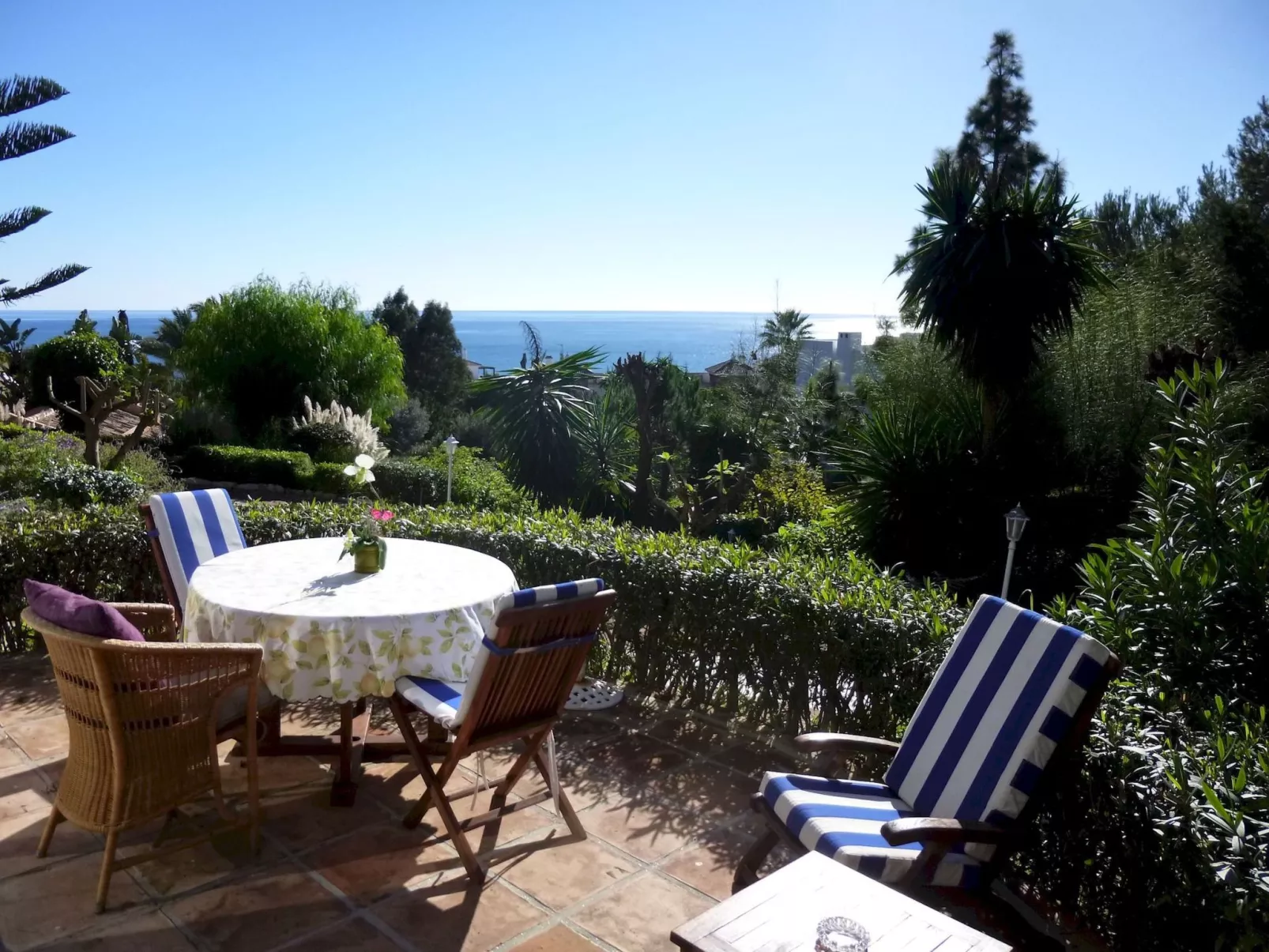 Gemütliches 1-Zimmer-Apartment mit eigener Terrasse-Buiten