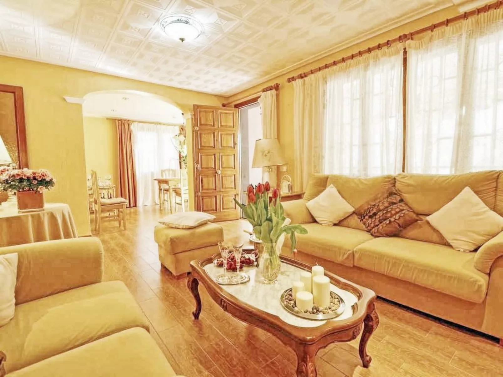 Schöne Villa mit Pool und Garten-Image-tags.info