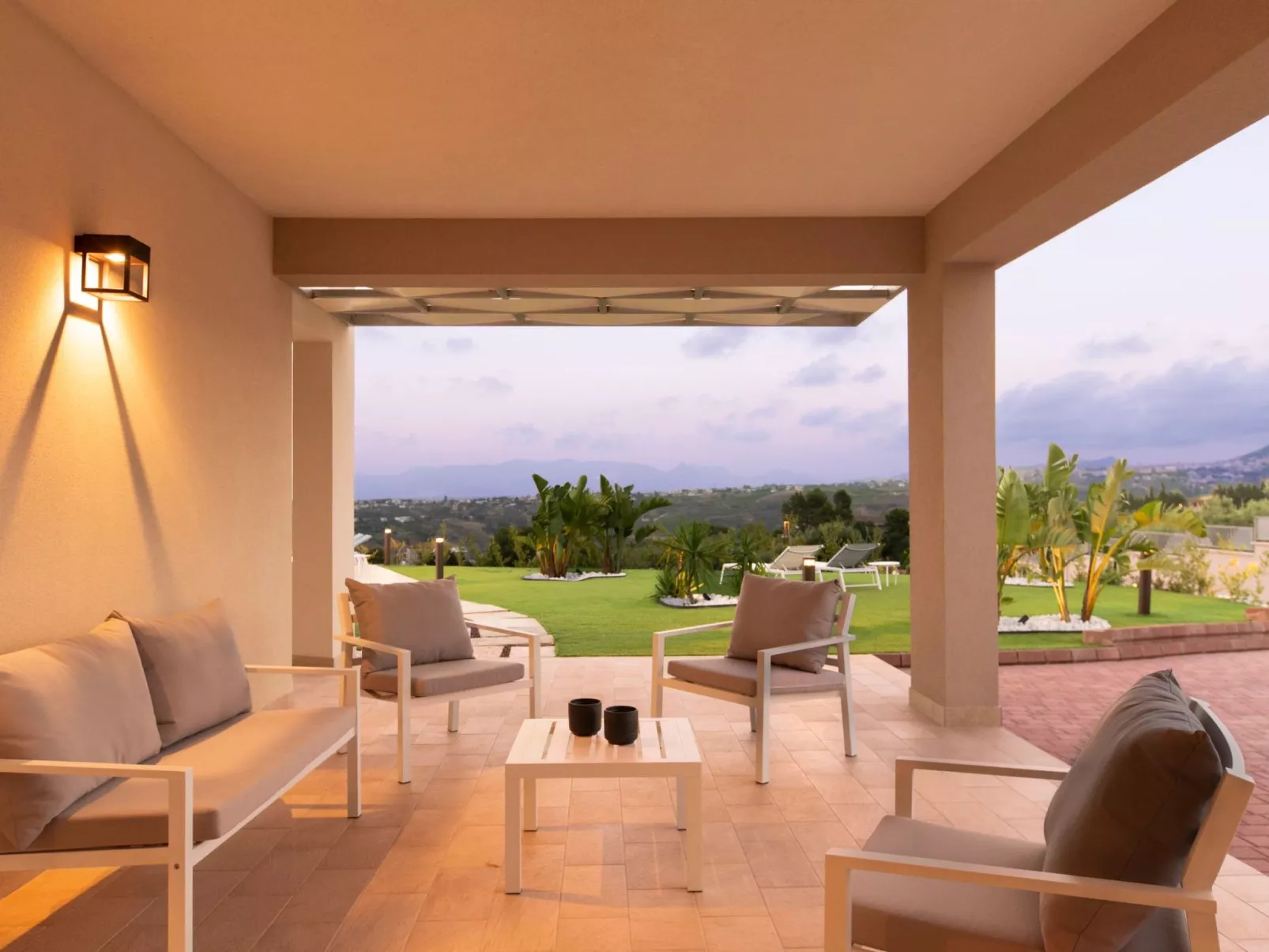 Villa mit Panoramablick auf das Meer, umgeben von der Natur-Binnen