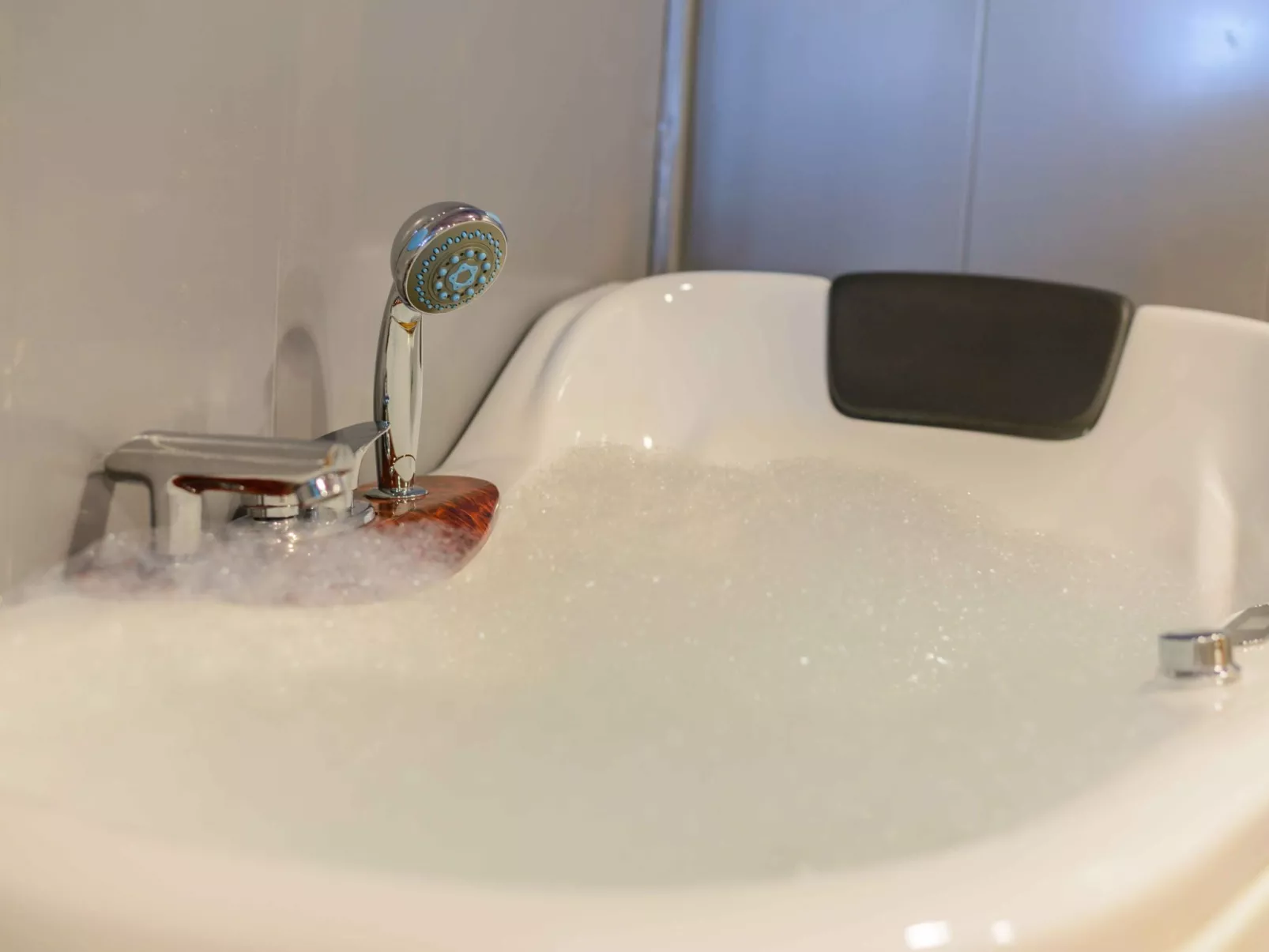 Spa-Spielzimmer mit Außen-Whirlpool und Schwimmbad-Binnen