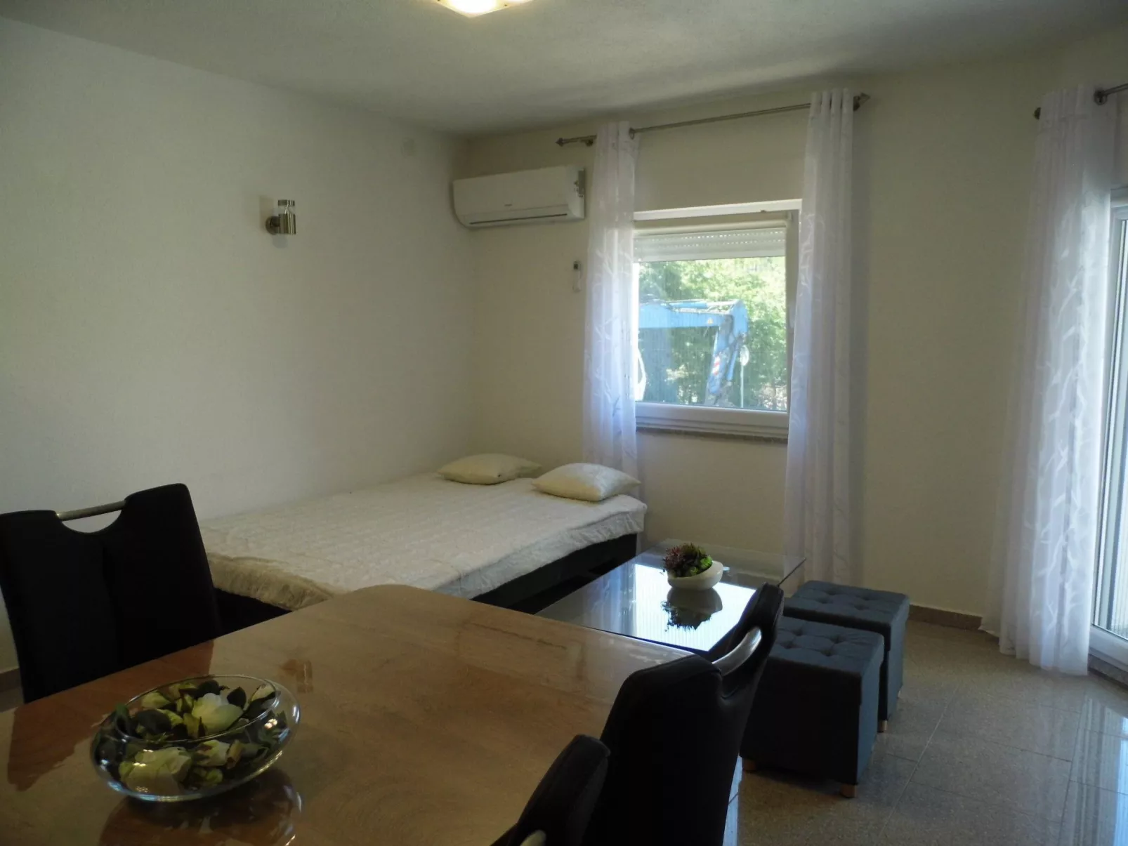 Neue und moderne, voll ausgestattete Wohnung-Image-tags.info