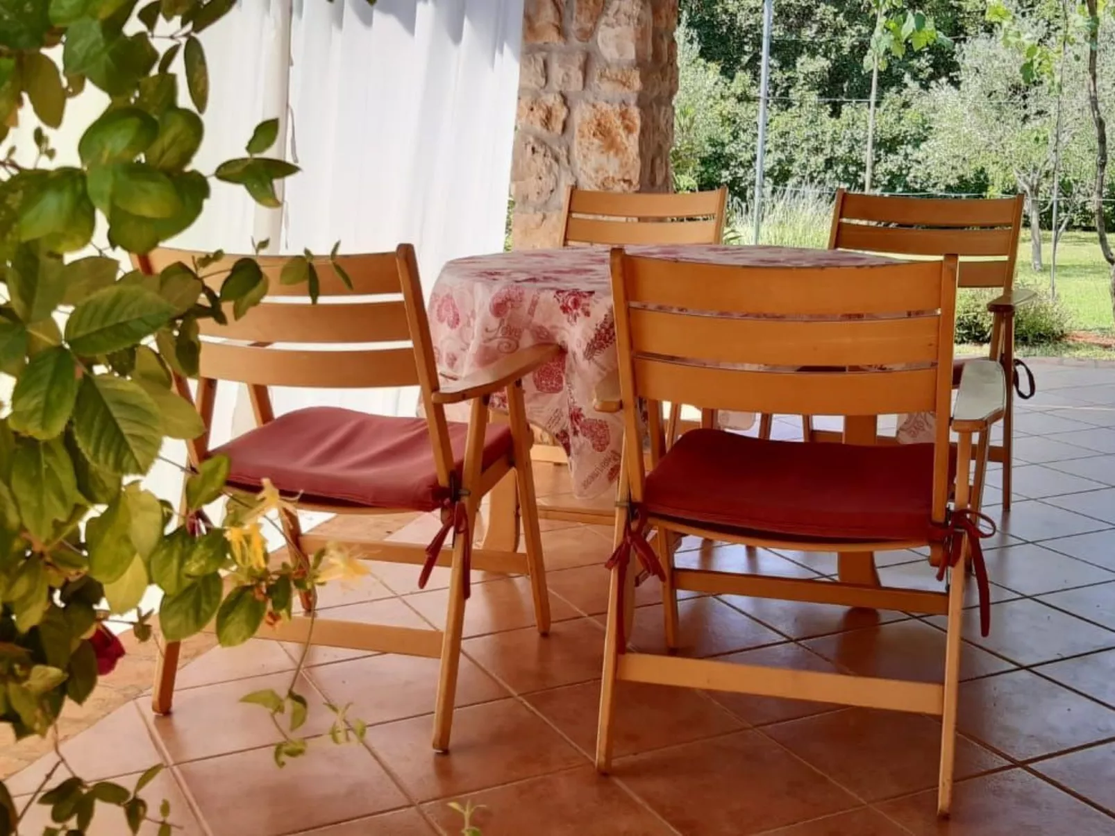 Mit schönem Garten und Sonnenterrasse-Buiten