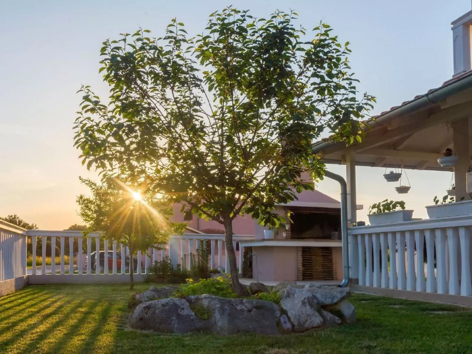 Mit Jacuzzi in Villa mit Parkplatz-Buiten