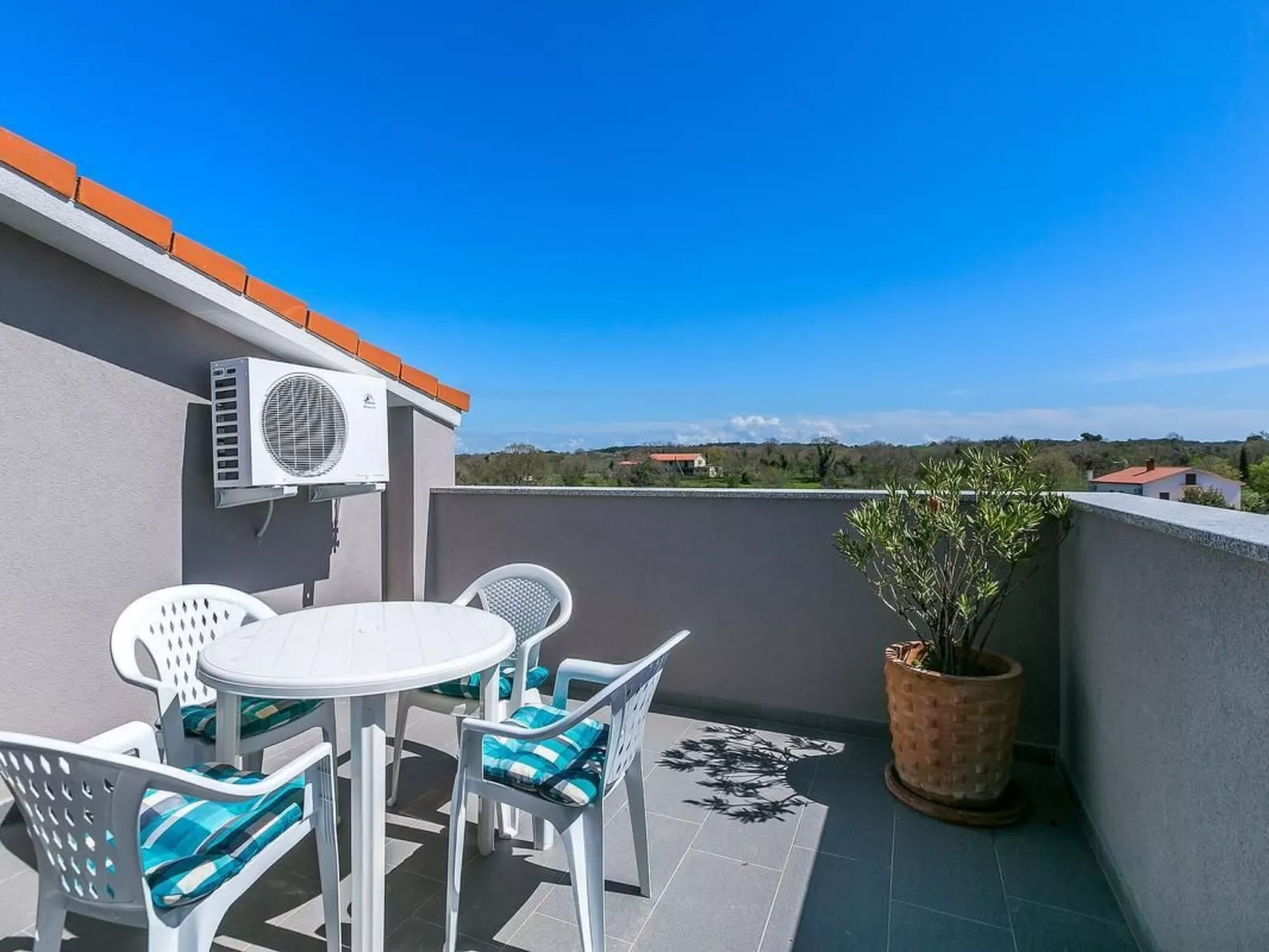 "Borka Kapovica" mit Balkon-Buiten