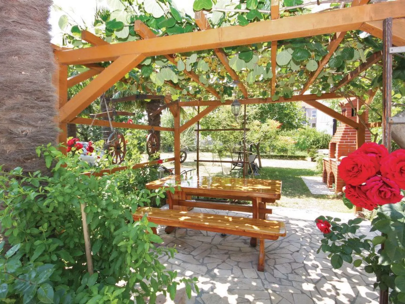 Geräumige Wohnung in Medulin mit privatem Parkplatz-Buiten