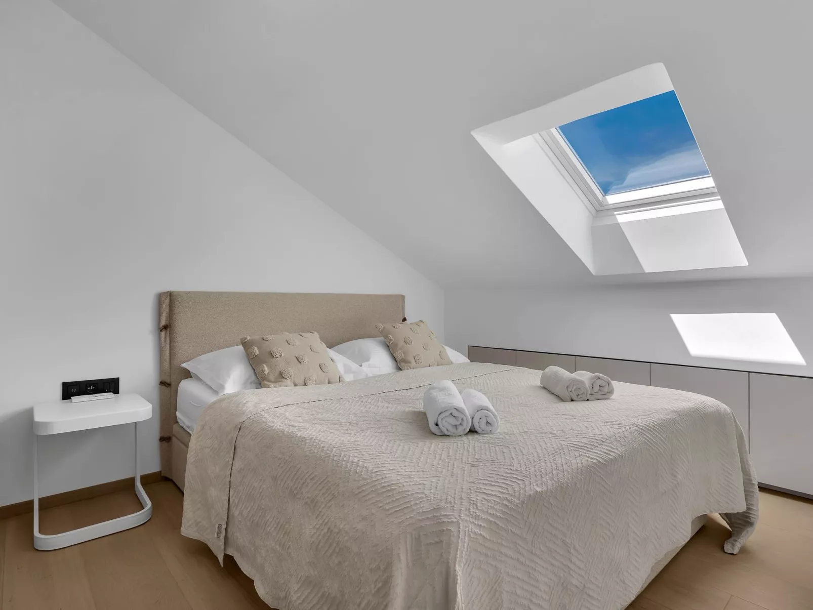 Penthouse Nikolina-50m to beach-Binnen