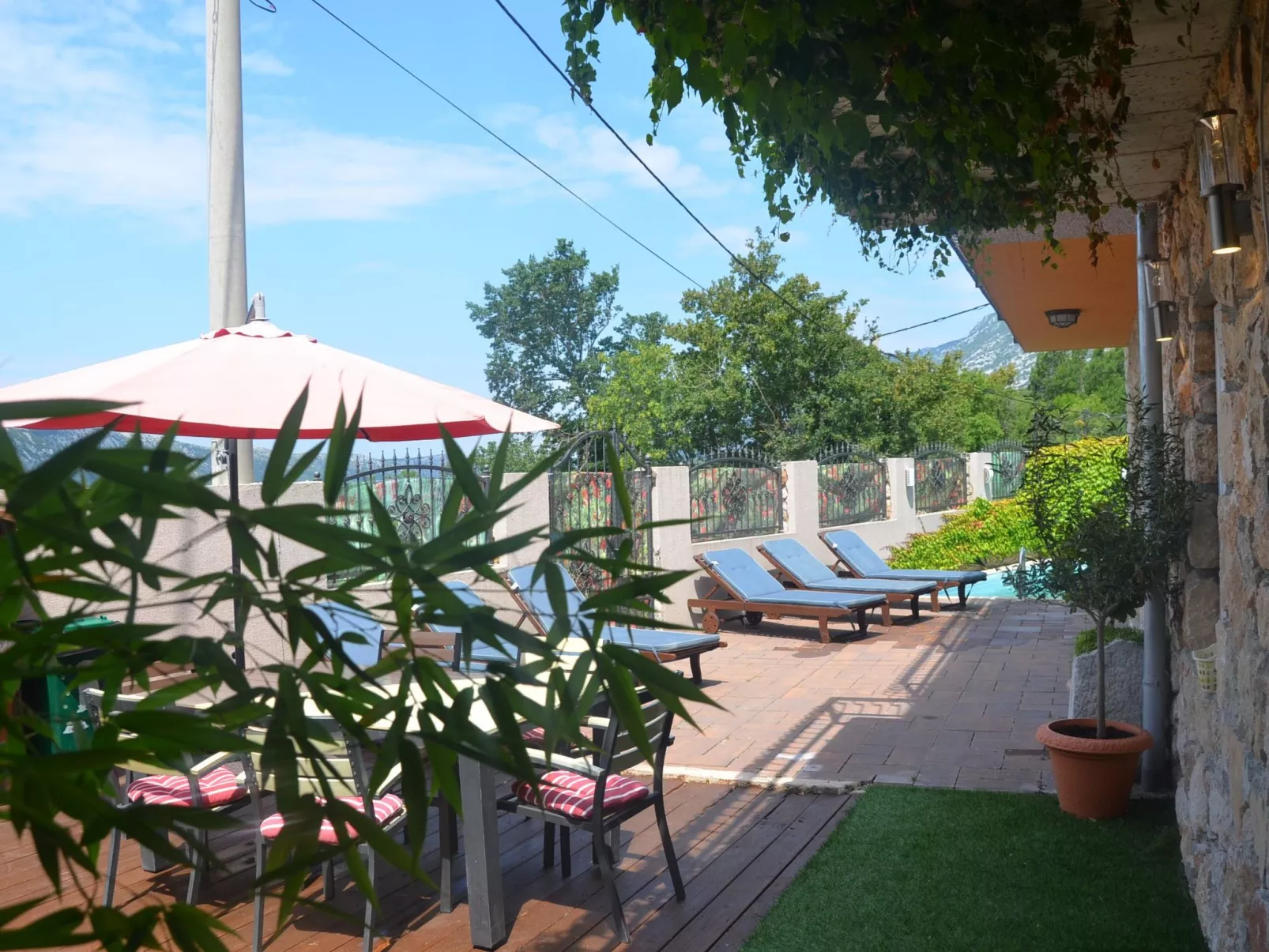 Großes Ferienhaus mit eigenem Pool und Terrasse-Buiten