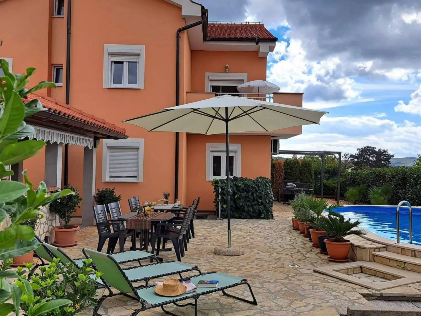 "Nette App in der Nähe des Pools"-Image-tags.info