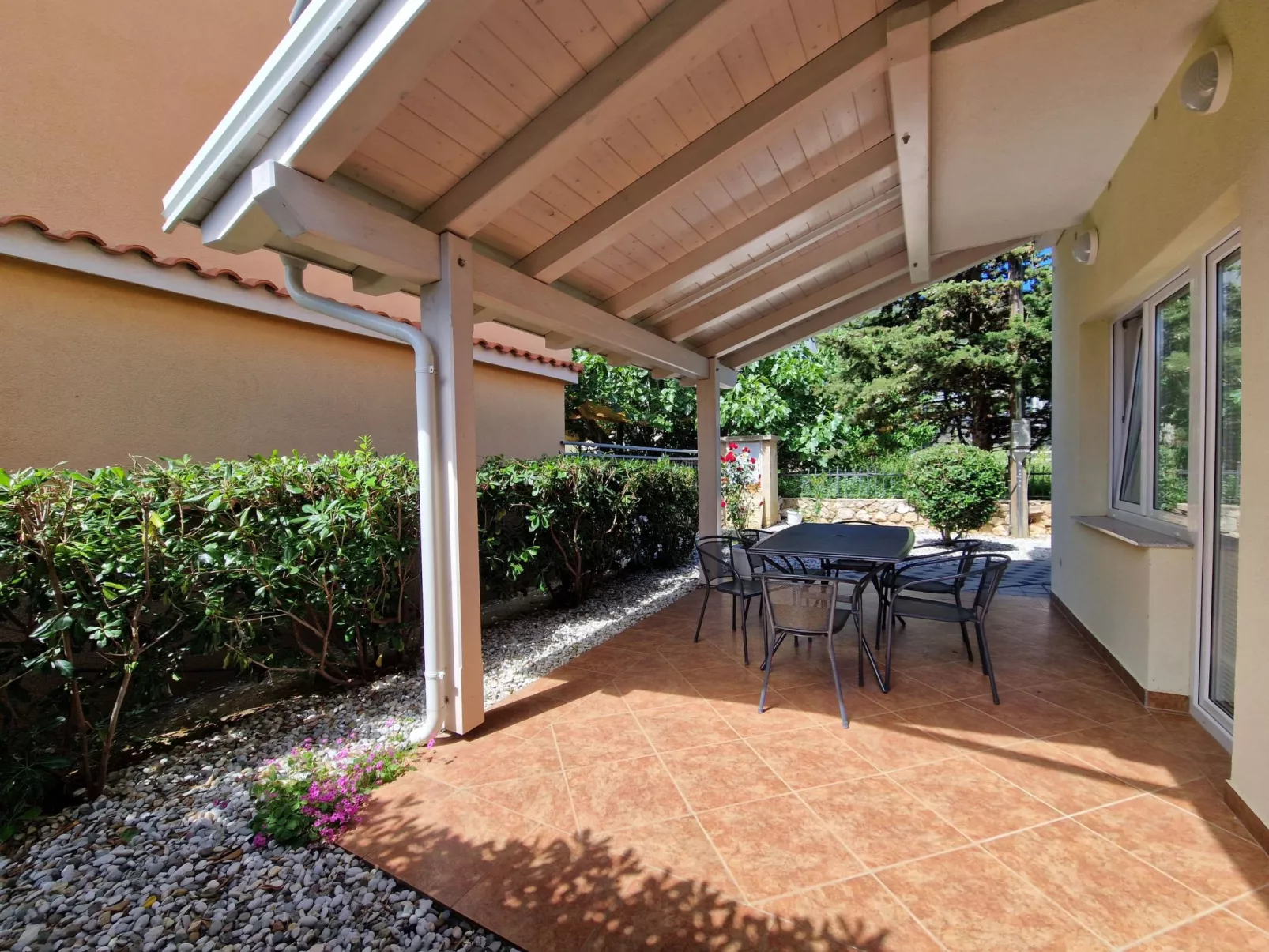 Modern eingerichtete Apartment im Erdgeschoss ideal für Famillien mit Kinder im-Buiten