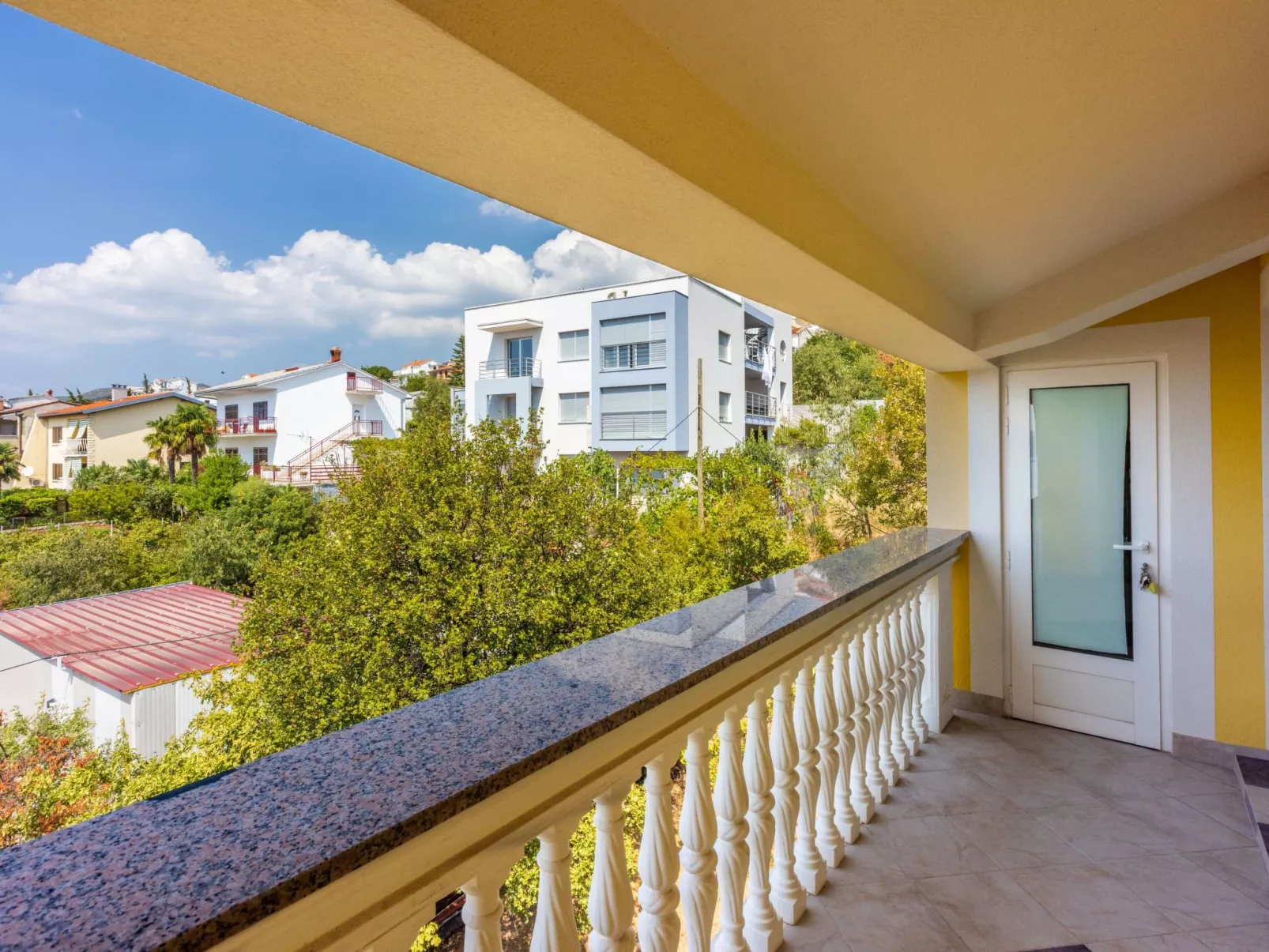 Wohnung für 6 Personen mit Balkon und Meerblick-Buiten