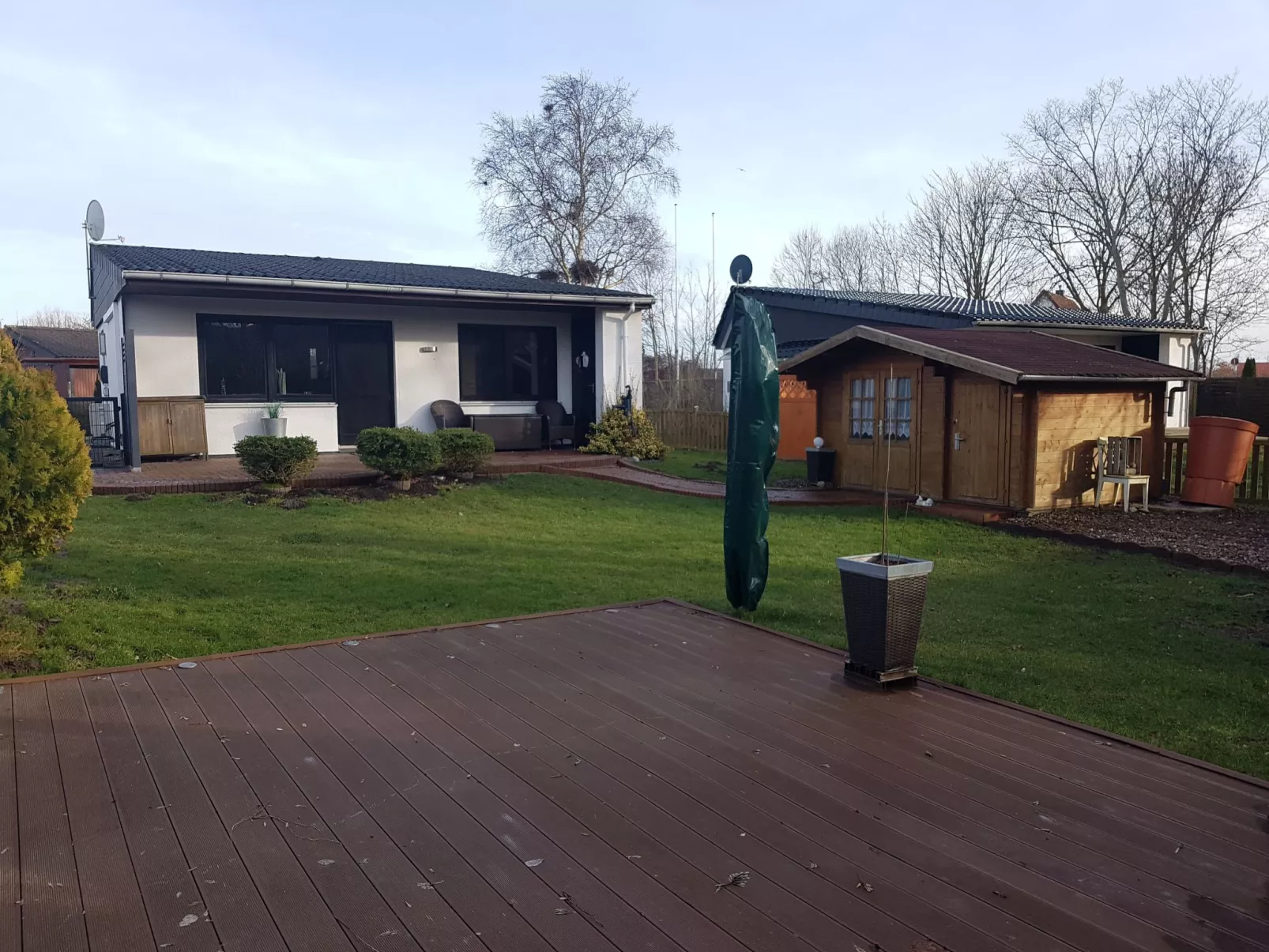 E13 Ferienhaus mit Garten, Terrasse und Deichbli-Buiten