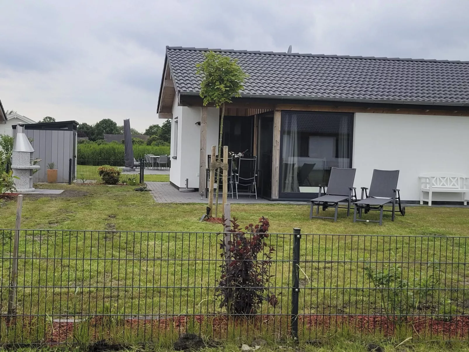 G22 Haus mit Garten, Strandkorb und Grillkamin-Buiten