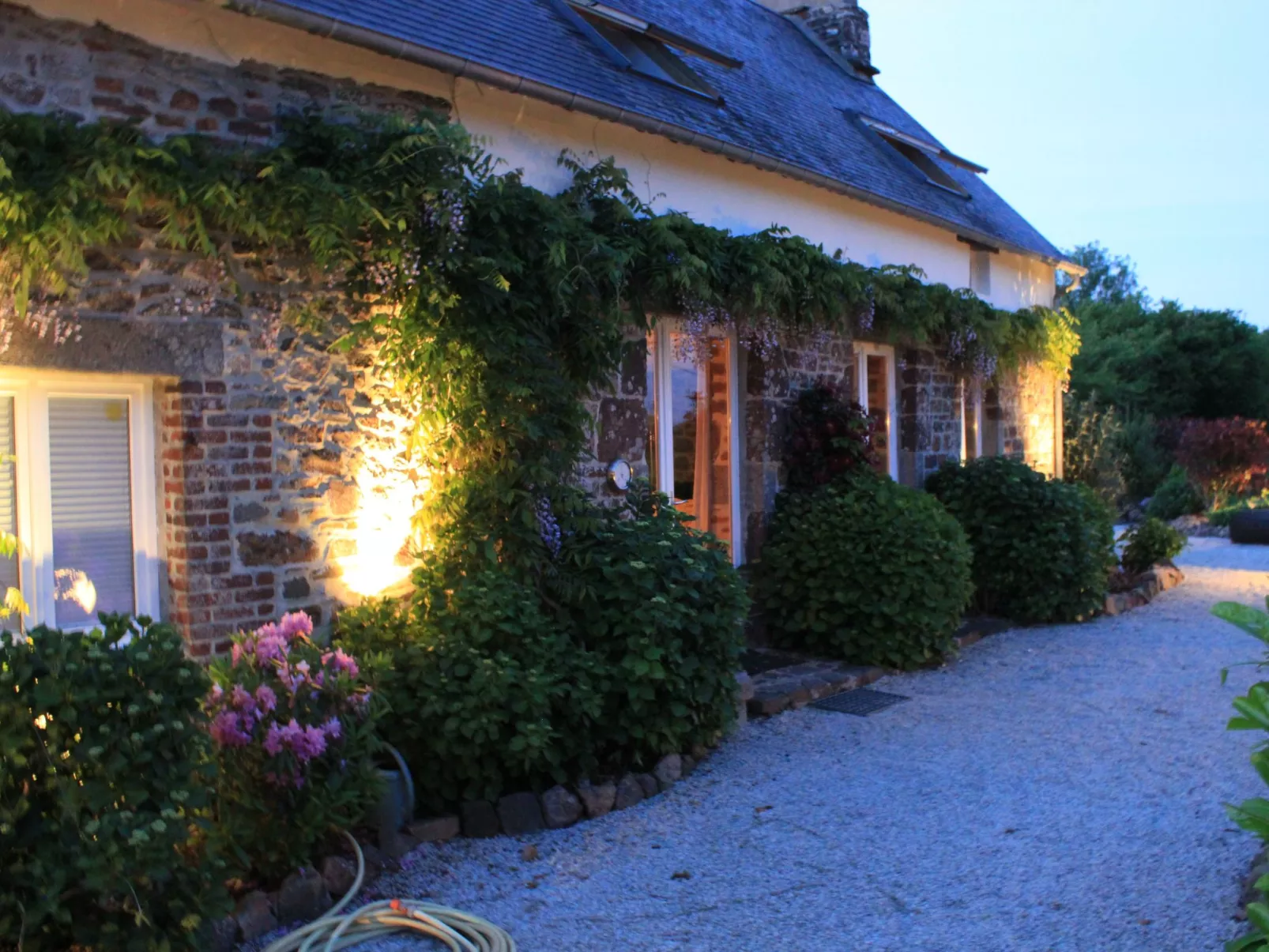 In Sourdeval Les Bois mit Garten-Buiten
