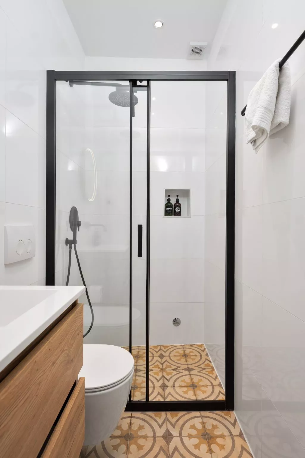 "Hanna" mit Blick auf das Wasser-Image-tags.info