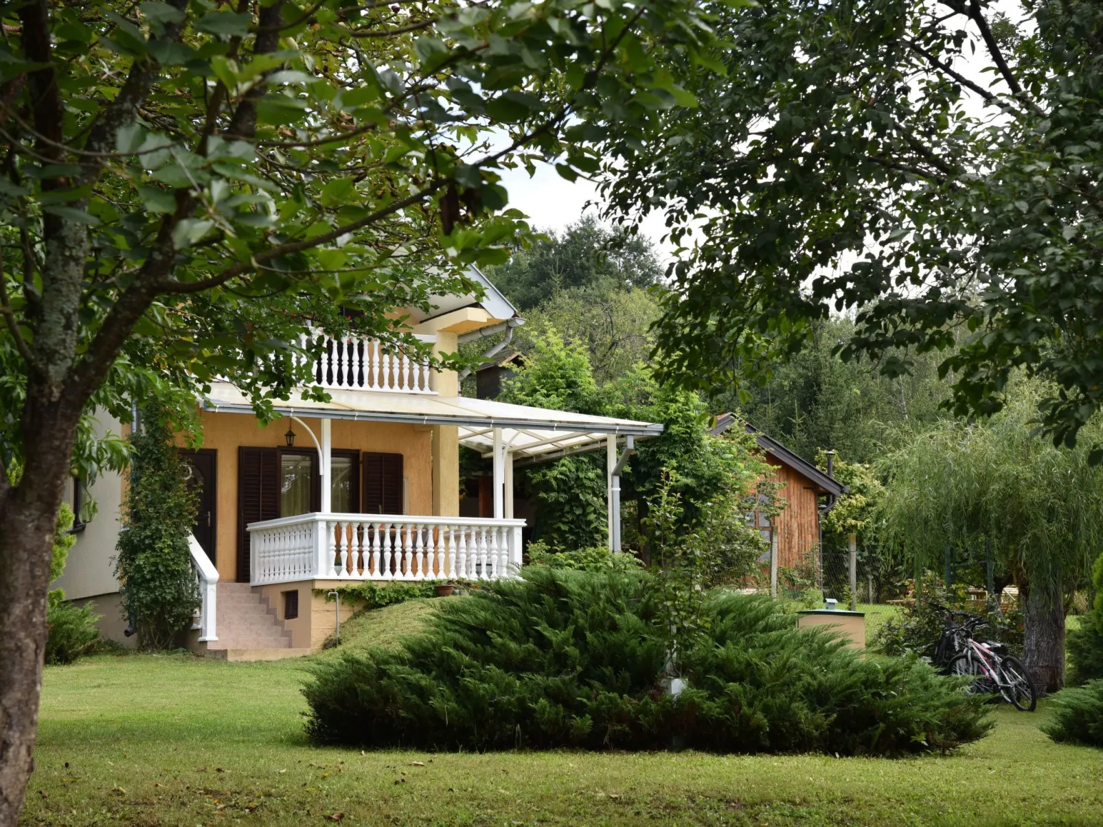 Hütte mit Garten, Grill und Terrasse-Buiten