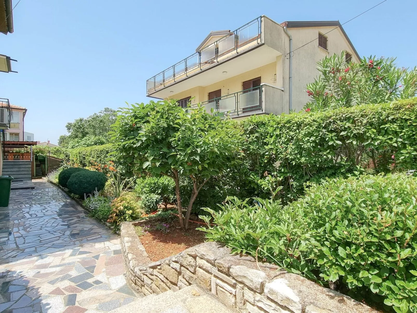 "Nina" mit Blick auf das Wasser-Buiten