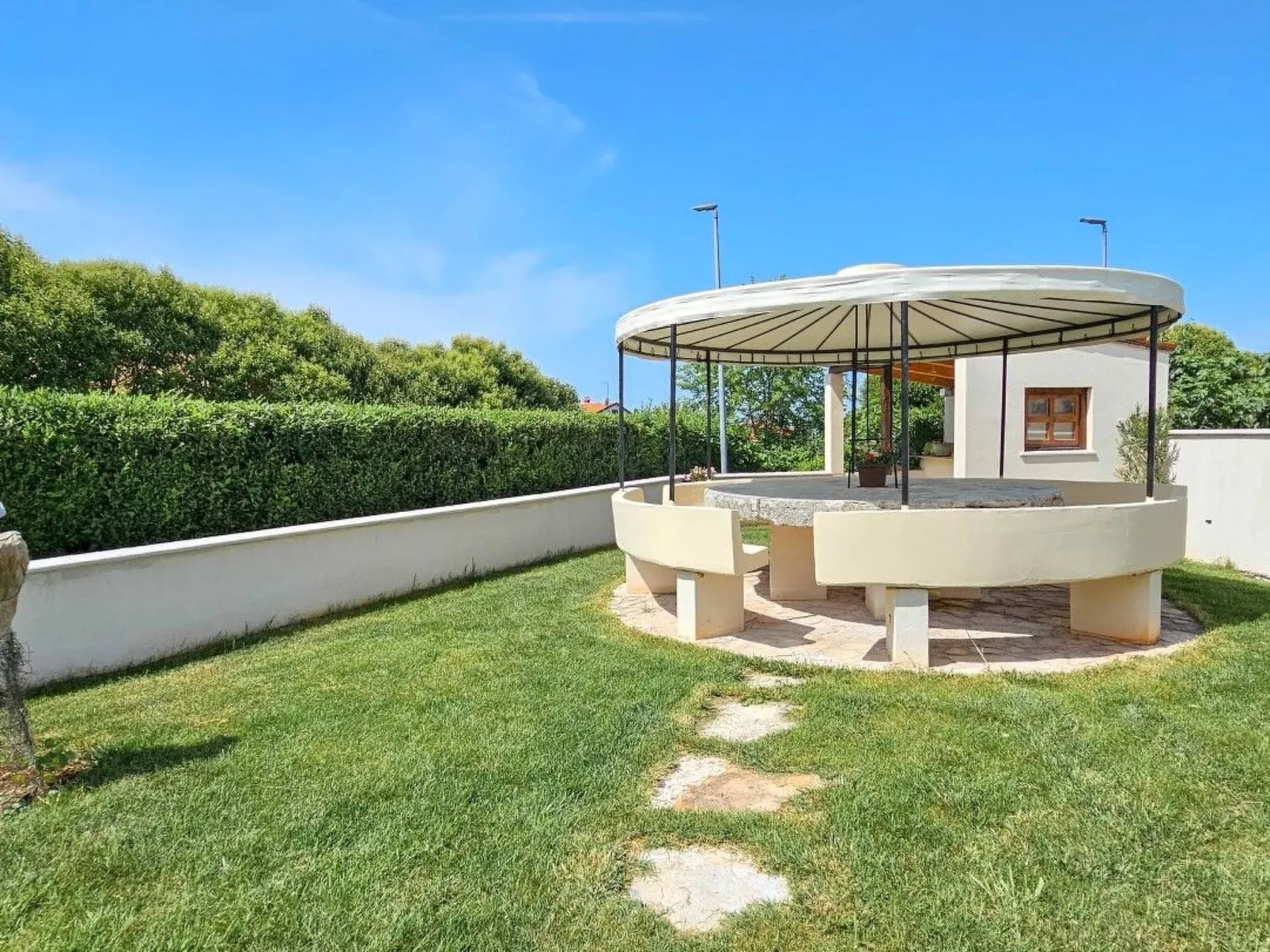 "Olimpia 3" mit Terrasse-Buiten