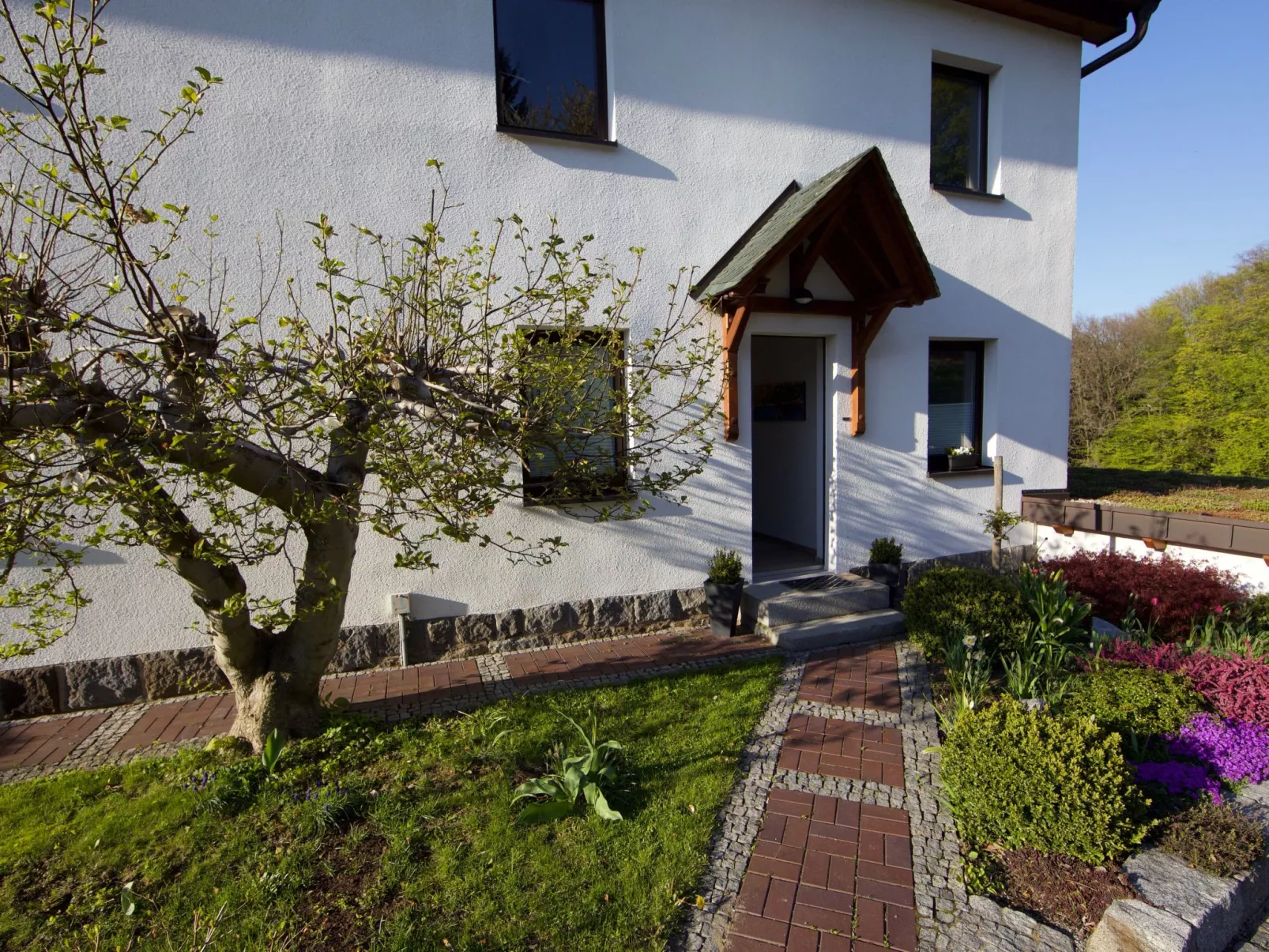 Helle und moderne Ferienwohnung mit Terrasse-Buiten