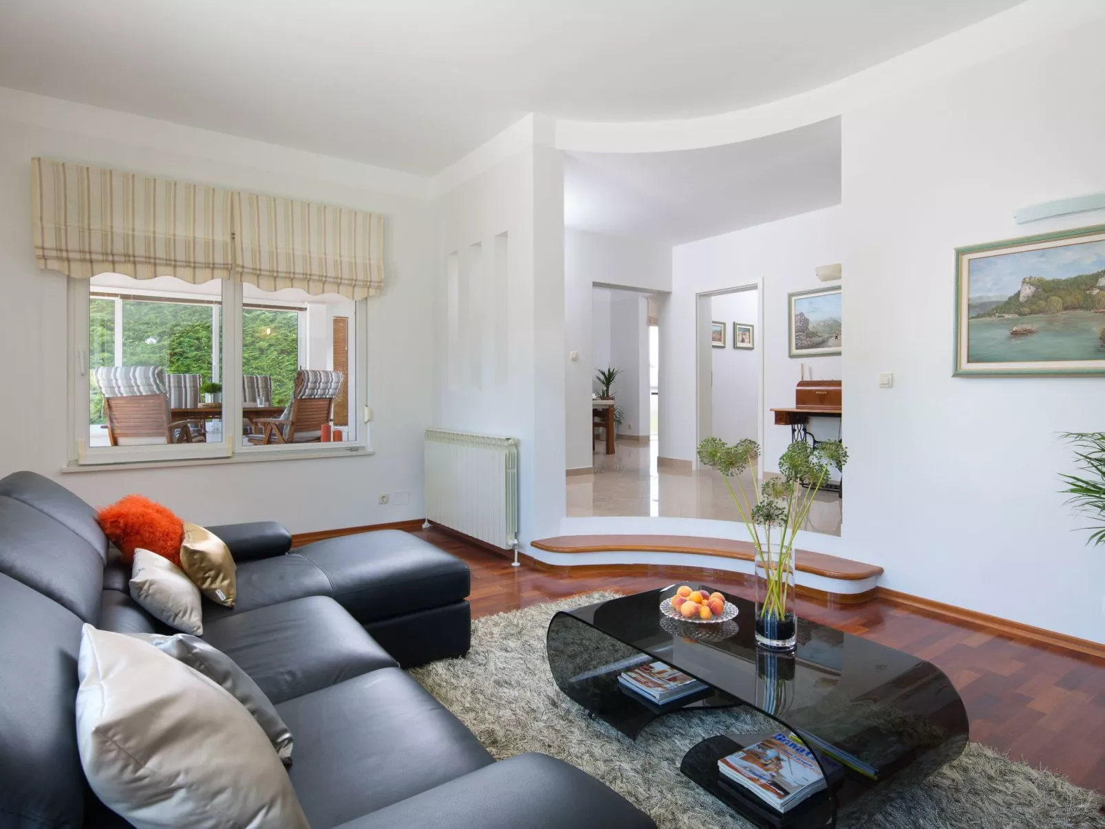 Schöne Villa mit Garten und Biodesign-Pool-Binnen