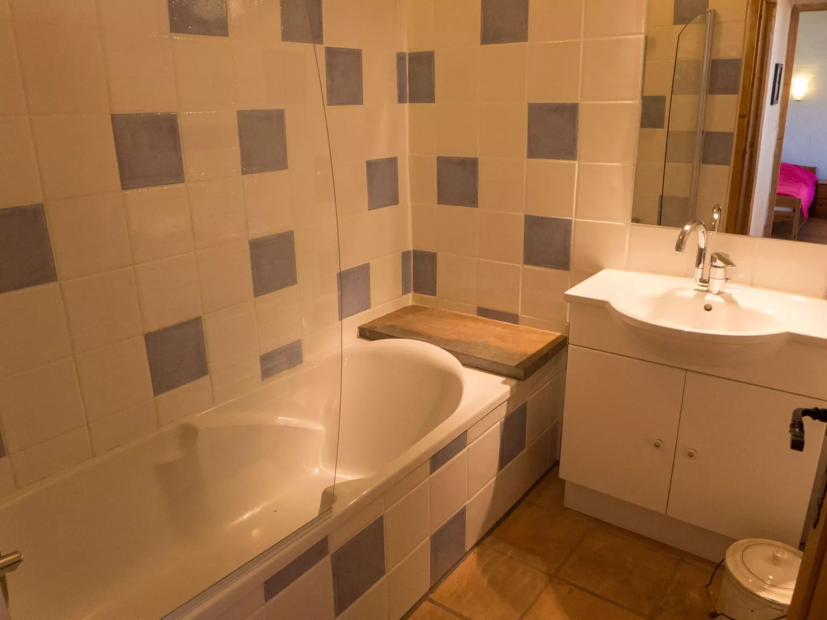 Komfortables Ferienhaus mit Privatpool-Binnen