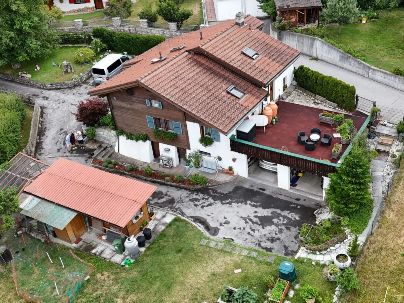 Chalet Haus (bei Einfahrt grosser Nussbaum )-Binnen