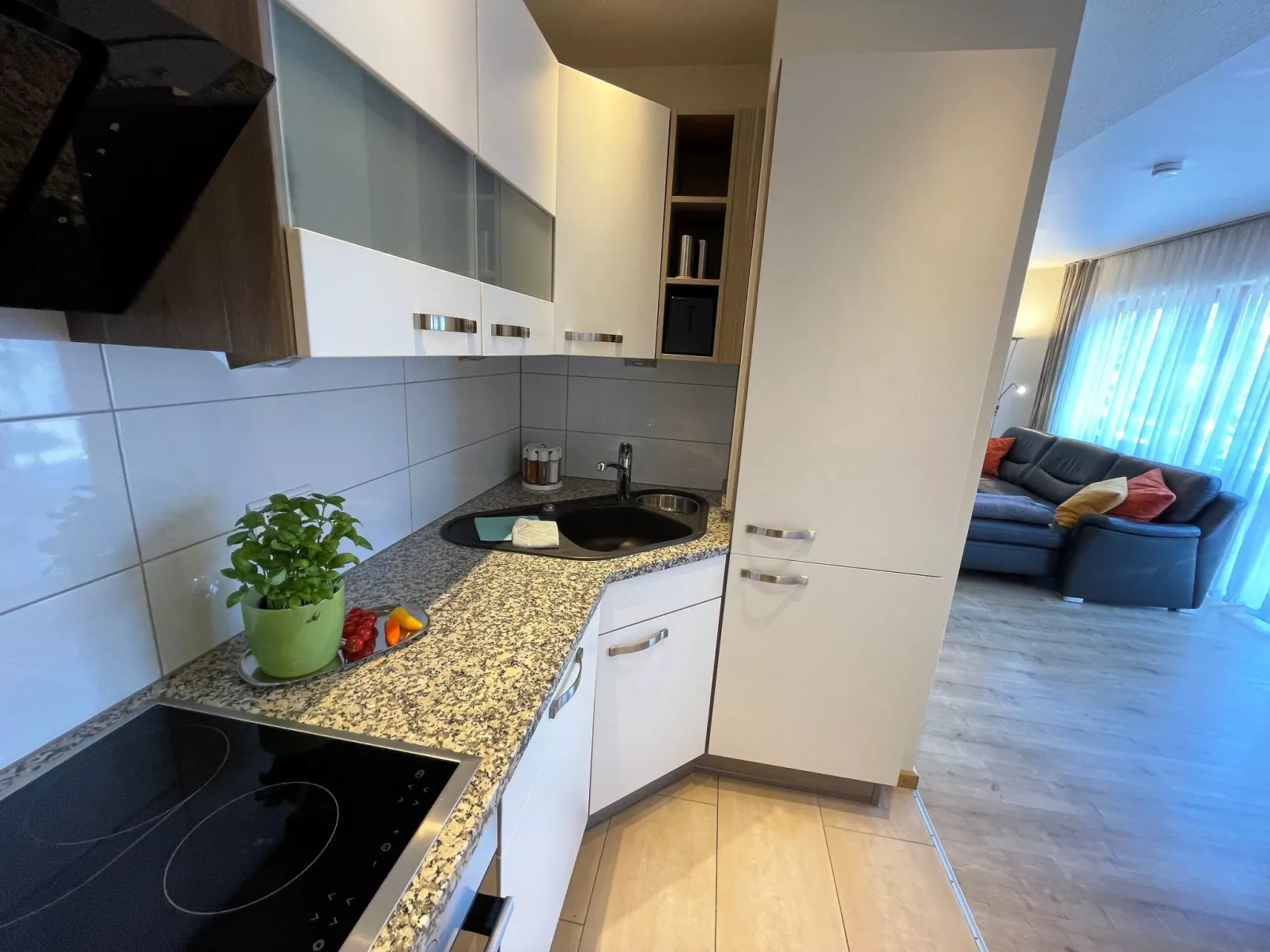 Mit Parkplatz und Terrasse-Binnen