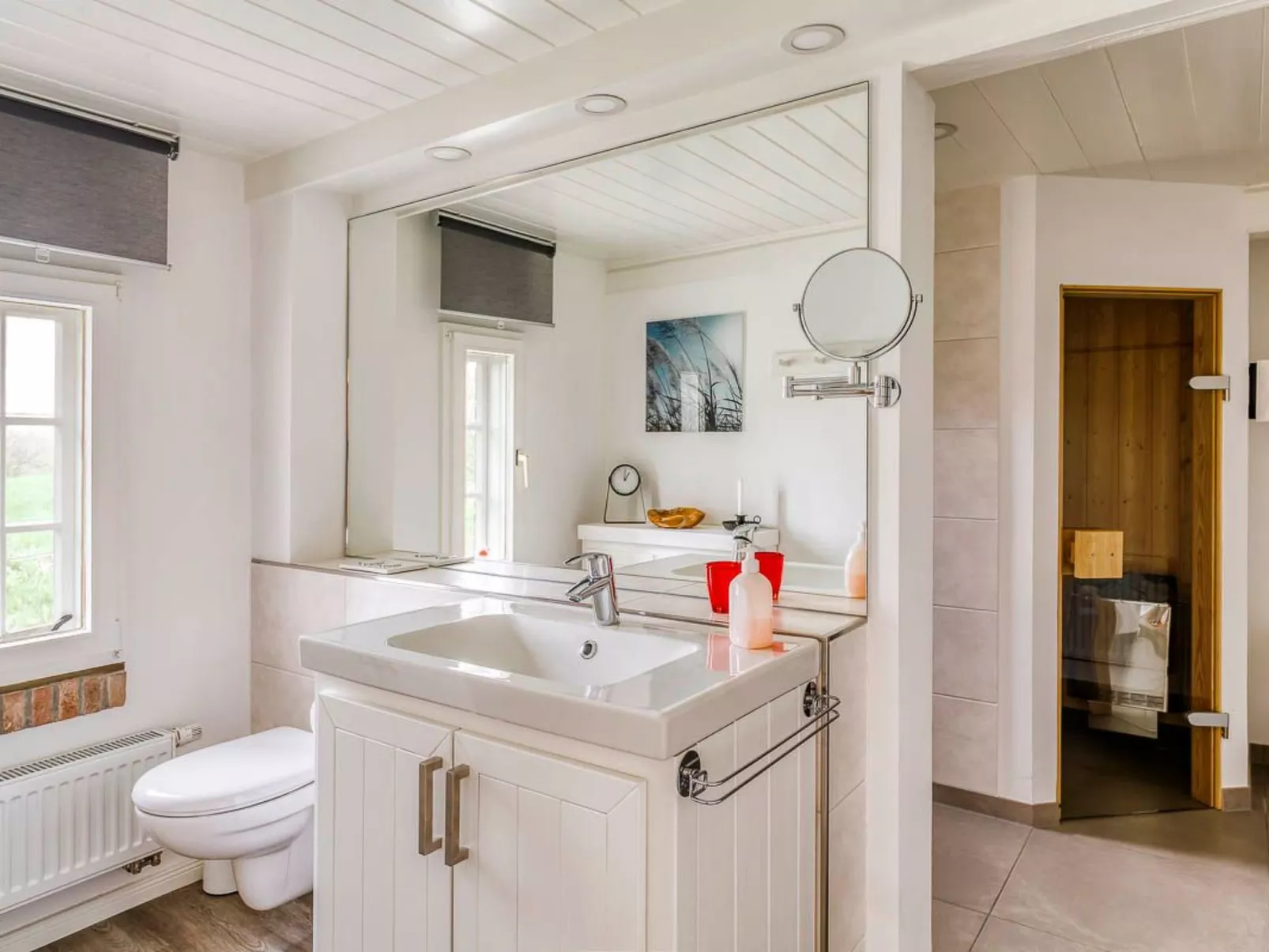 Reetdachhaus inmitten von Wiesen und Feldern-Binnen