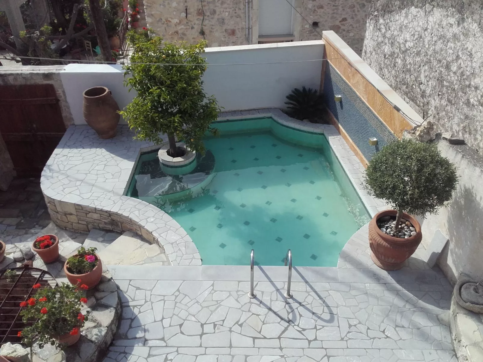 Ruhig gelegenes Ferienhaus mit eigenem Pool-Buiten