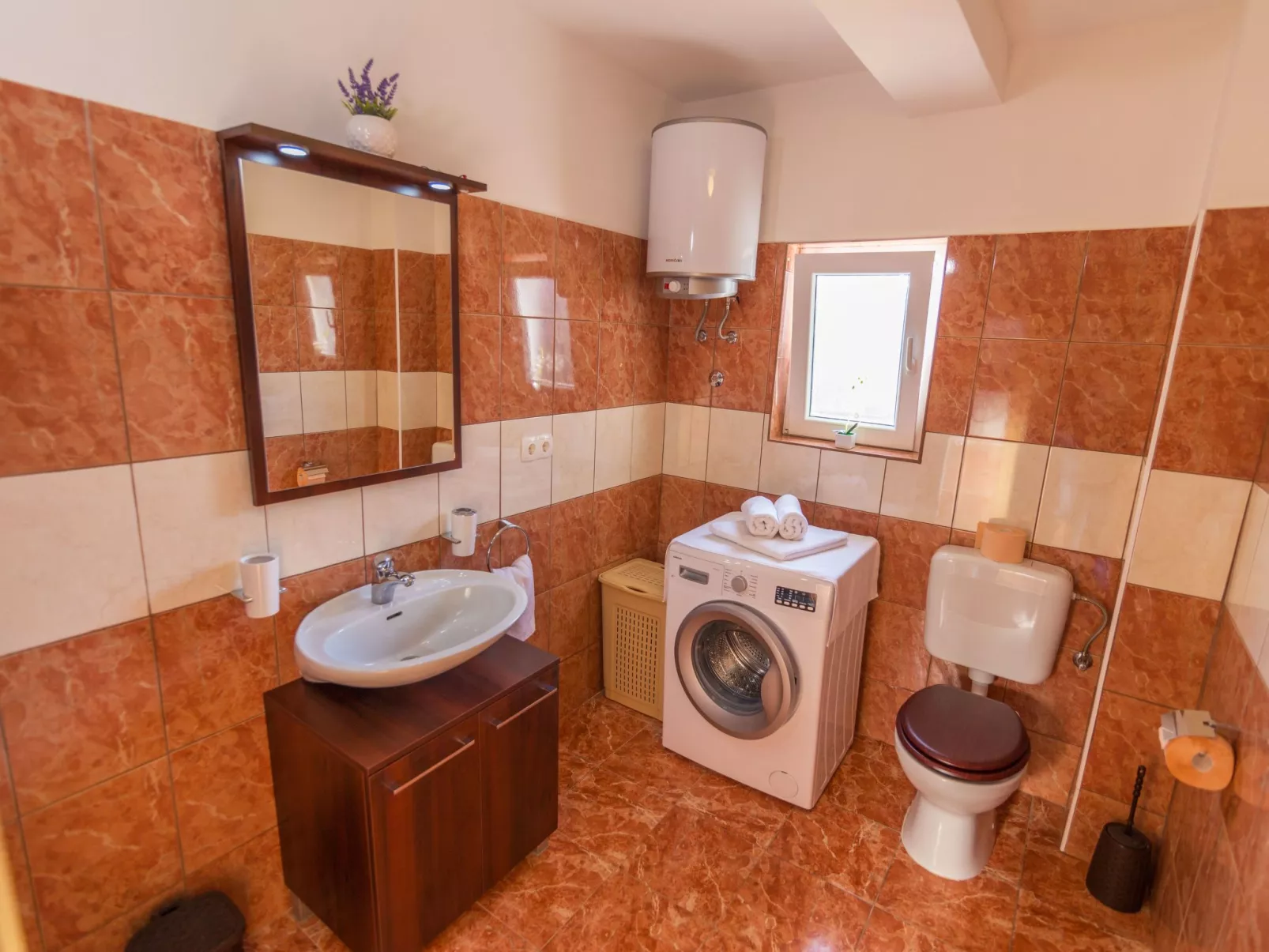 In Opanci mit beheiztem Pool, Parkplatz-Binnen