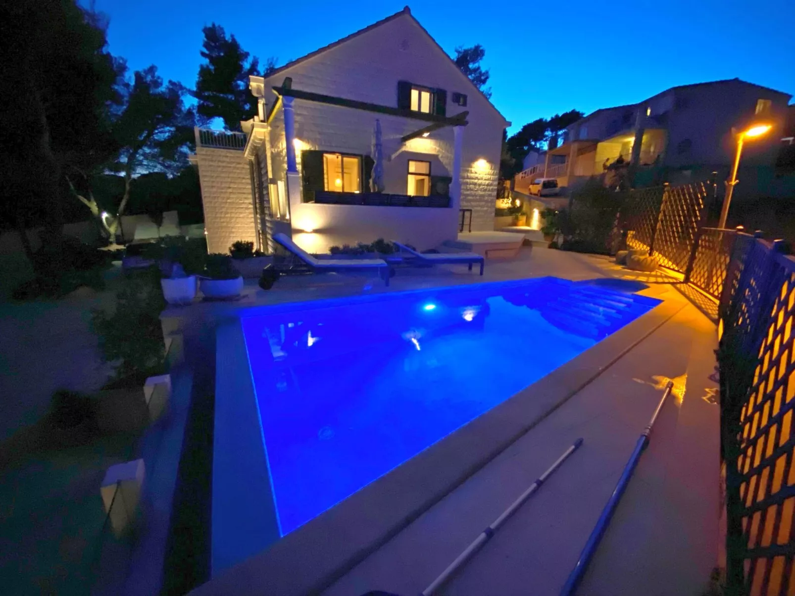 Schönes Ferienhaus mit privatem Pool-Buiten