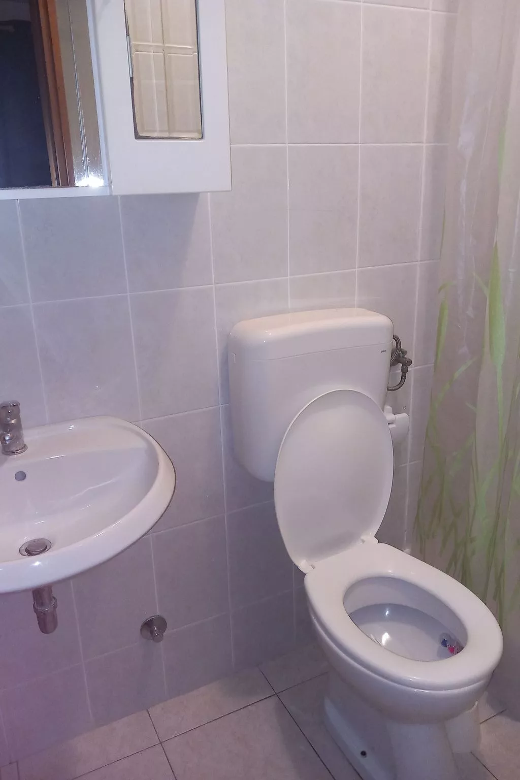 "Apartment Mate 4"-Binnen