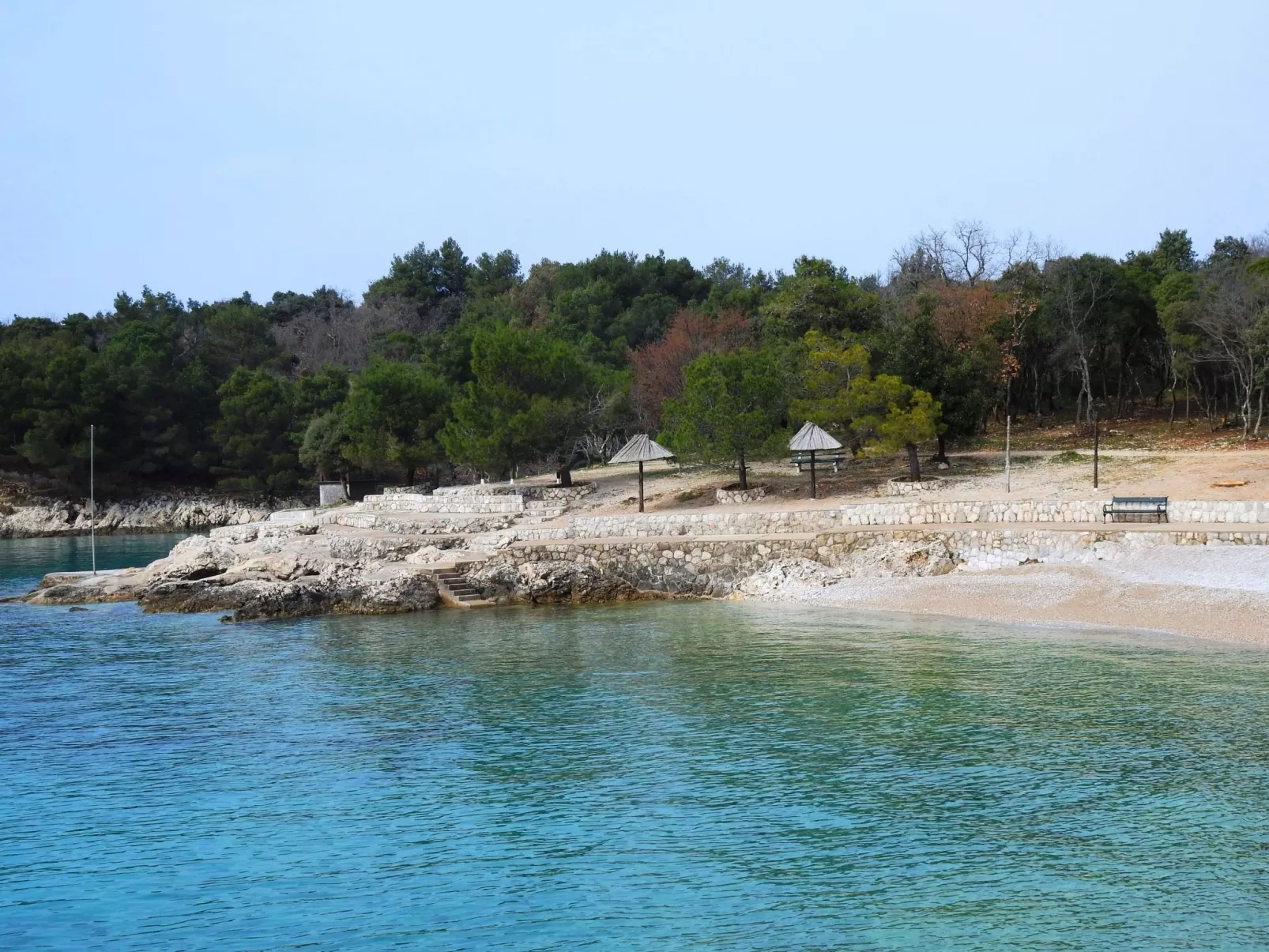 Gemütliches Ferienhaus in Pinezići mit großer Terrasse-Buiten