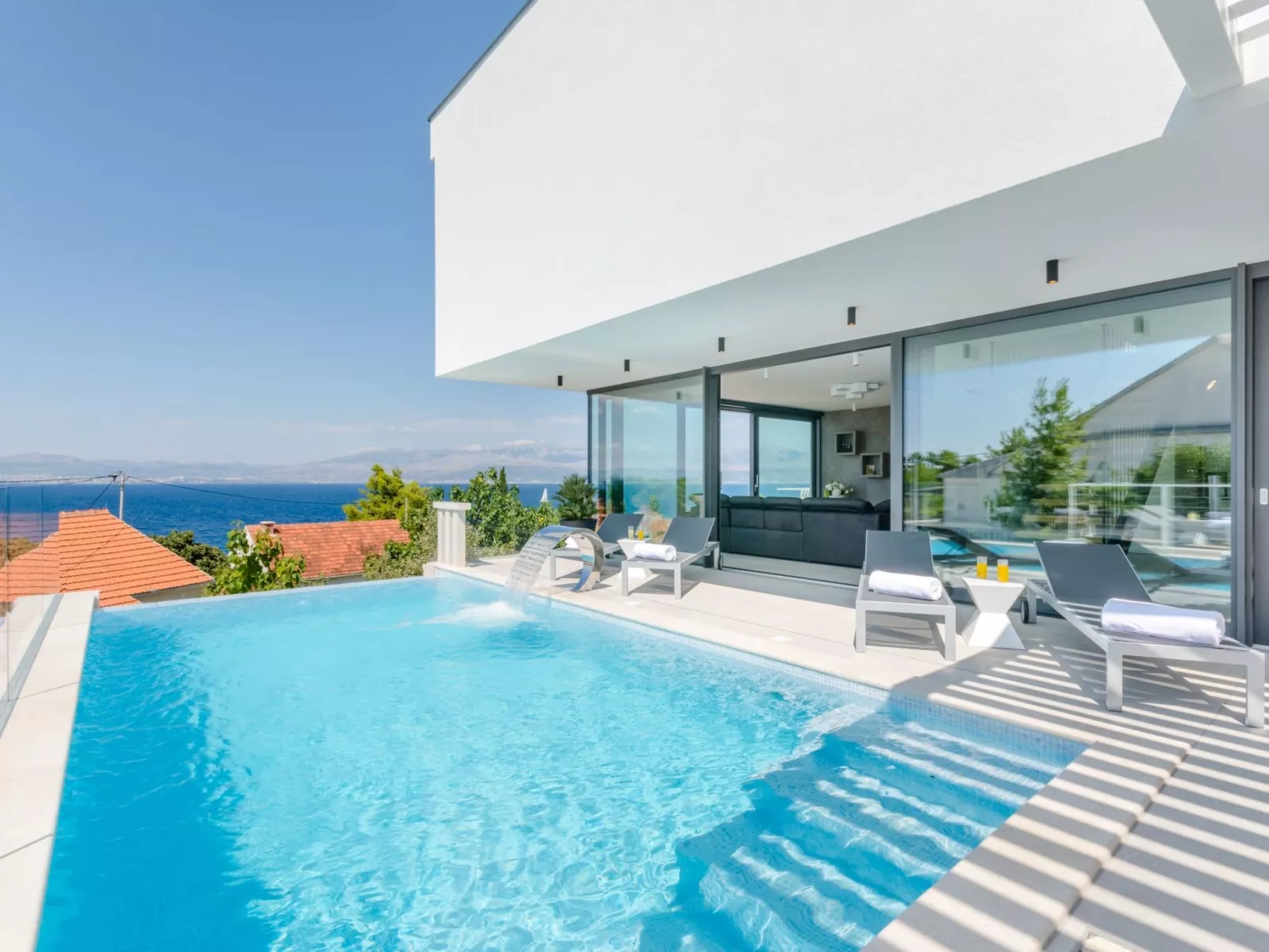 Tolles Ferienhaus in Sutivan mit Privatem Pool-Buiten