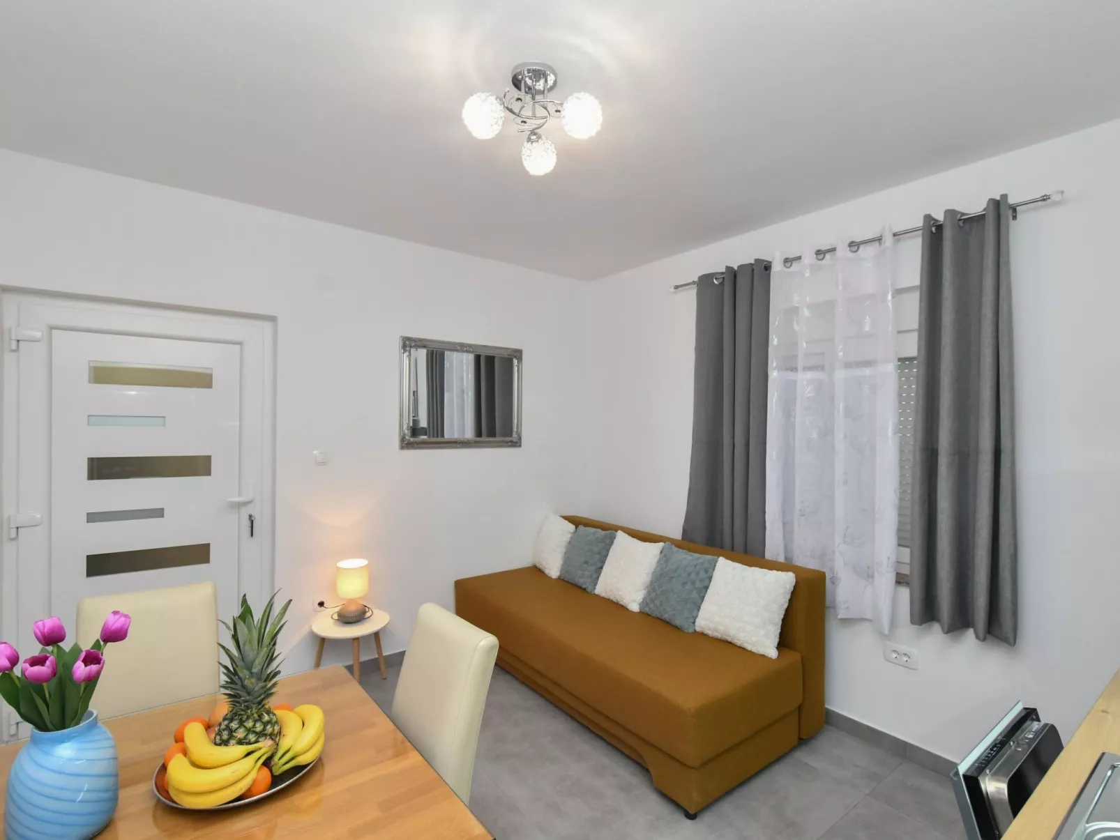 Mit privatem Parkplatz-Binnen