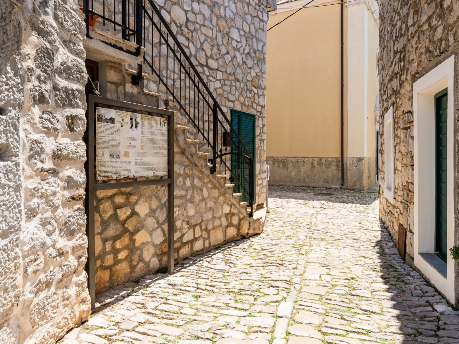 Wohnung in Pirovac mit Terrasse, Garten und Grill-Omgeving