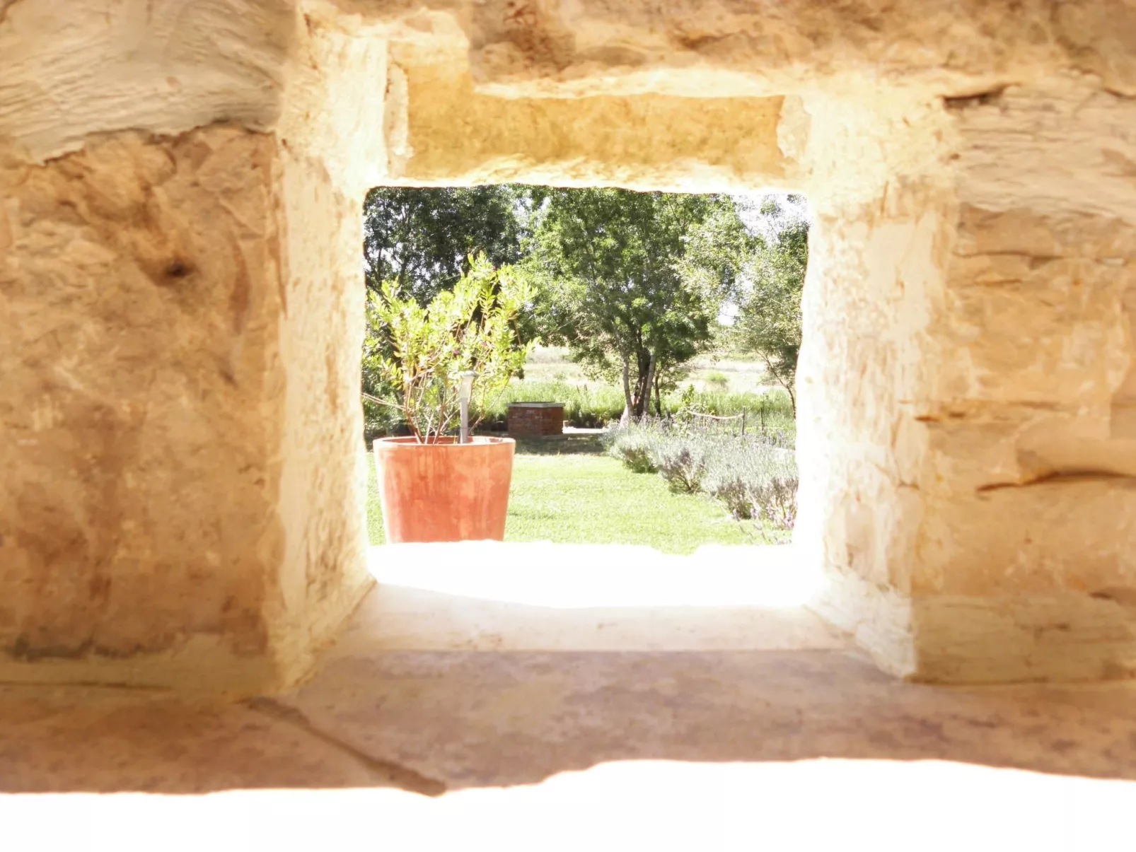 Am Fluss gelegenes Haus mit Galerieschlafplätzen-Buiten