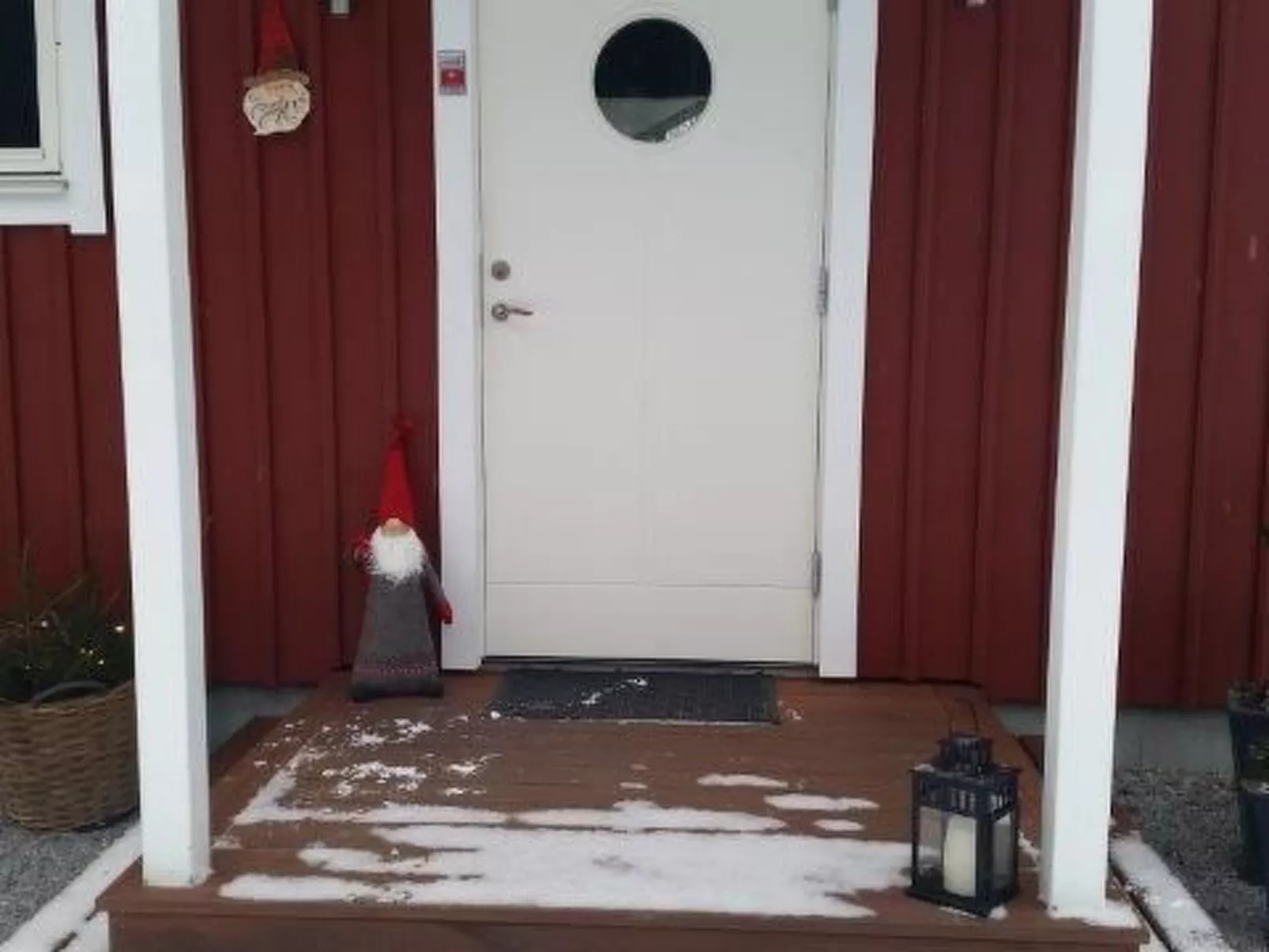 Modernes Haus mit hellem Dekor, mit Blick auf den See-Buiten