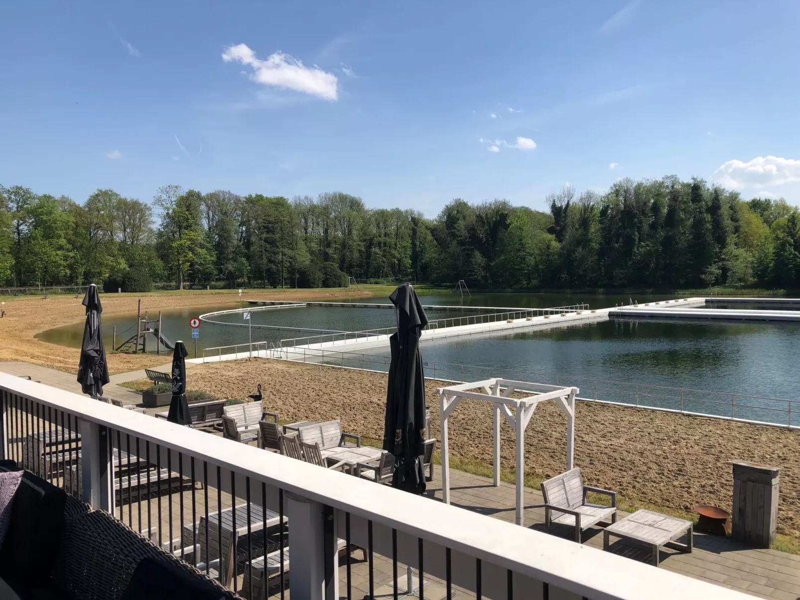 Geräumiges Ferienhaus mitten im Wald-Buiten