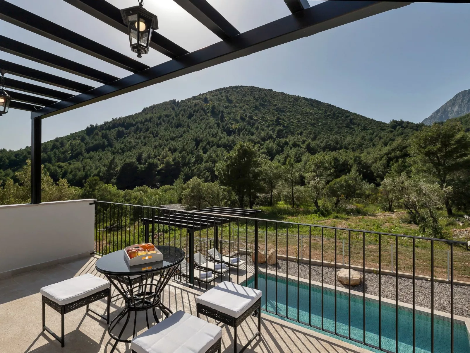 Alleinstehendes Ferienhaus mit Pool und drei Sch-Buiten