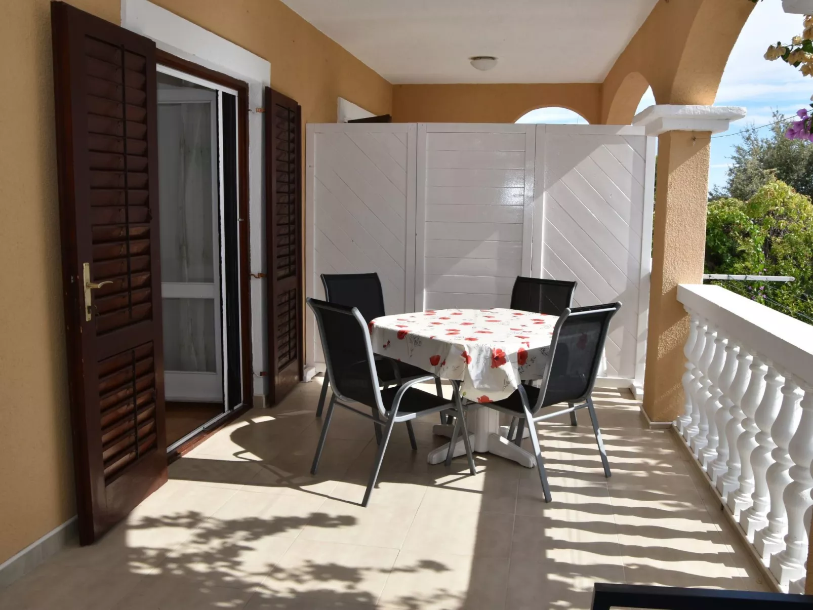 Ruhige Ferienwohnung mit Terrasse und Garten-Buiten