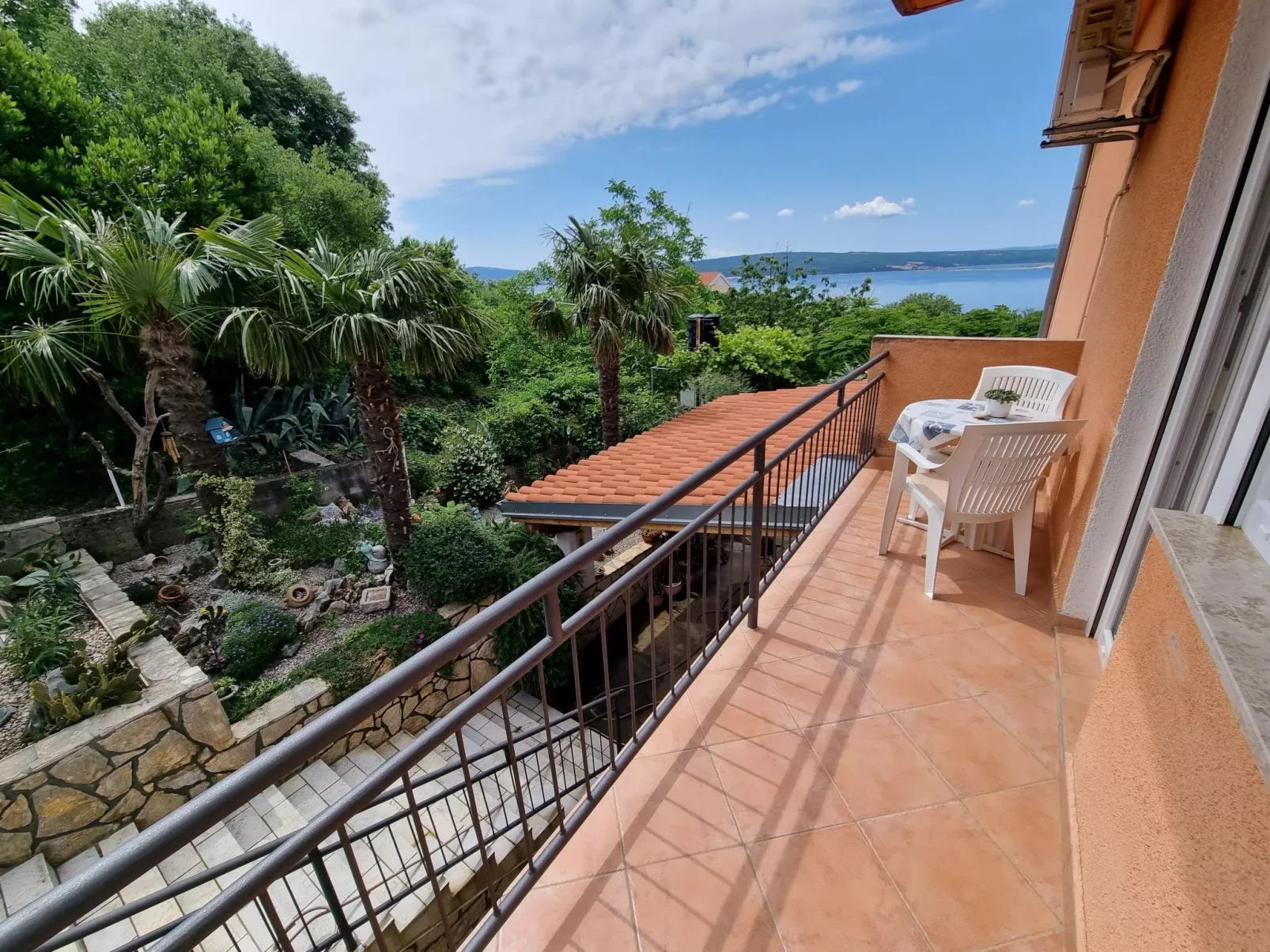 Wohnung für 3 Personen, mit Balkon und Meerblick-Buiten