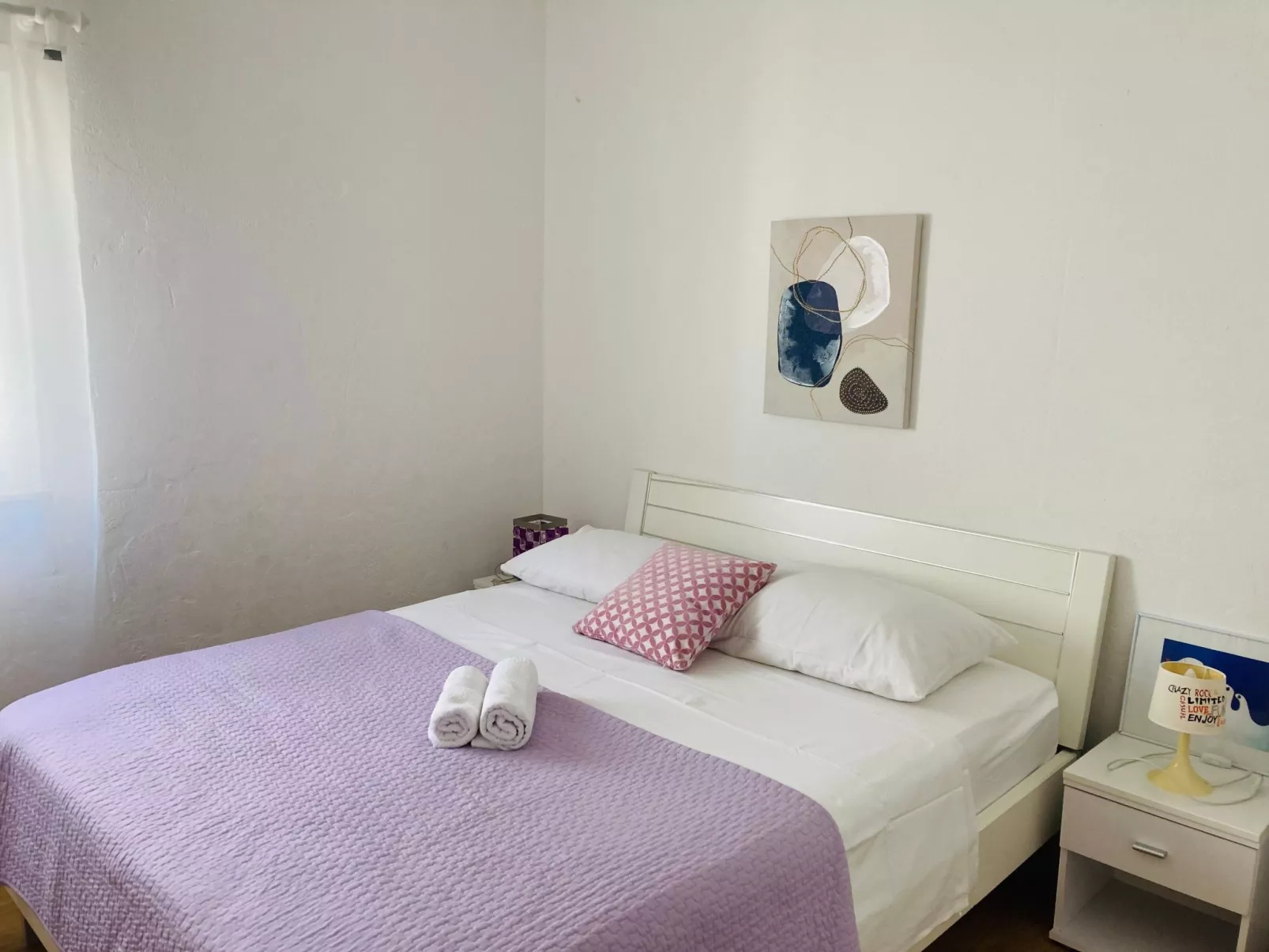 In Povlja mit gemeinschaftlichem Parkplatz-Binnen