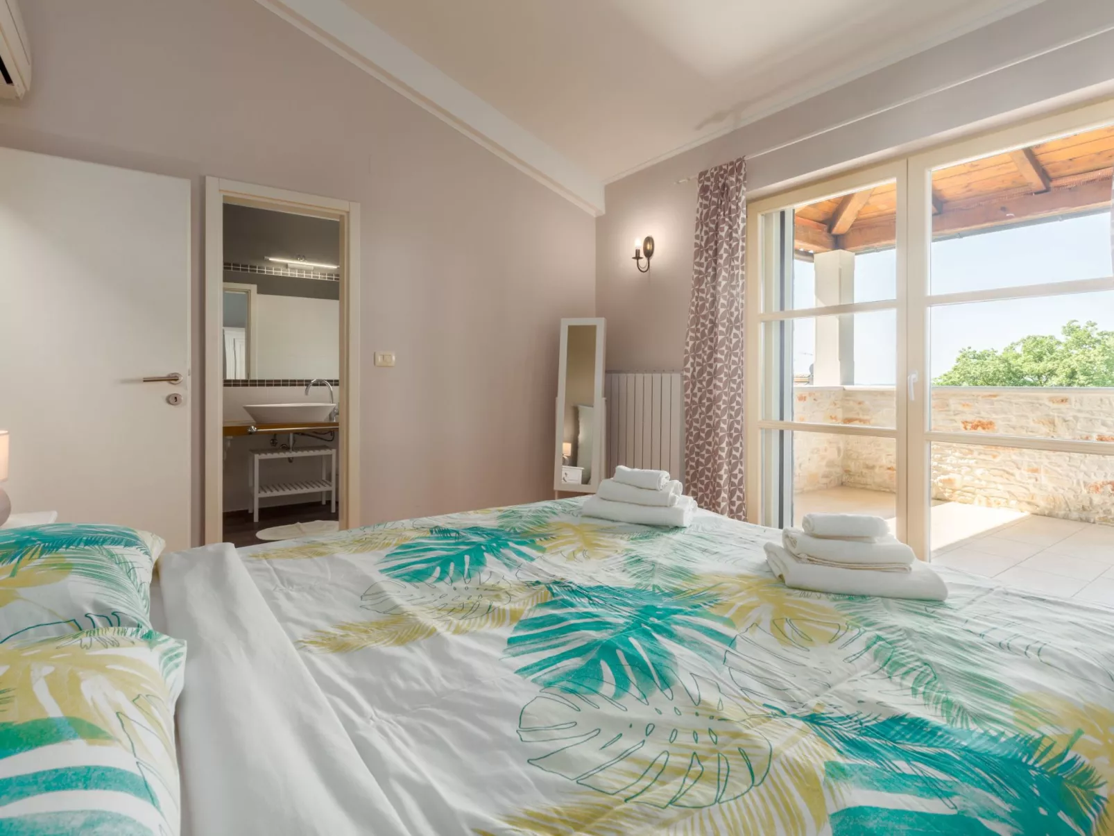 Villa mit Pool, Garten und Sommerküche-Binnen