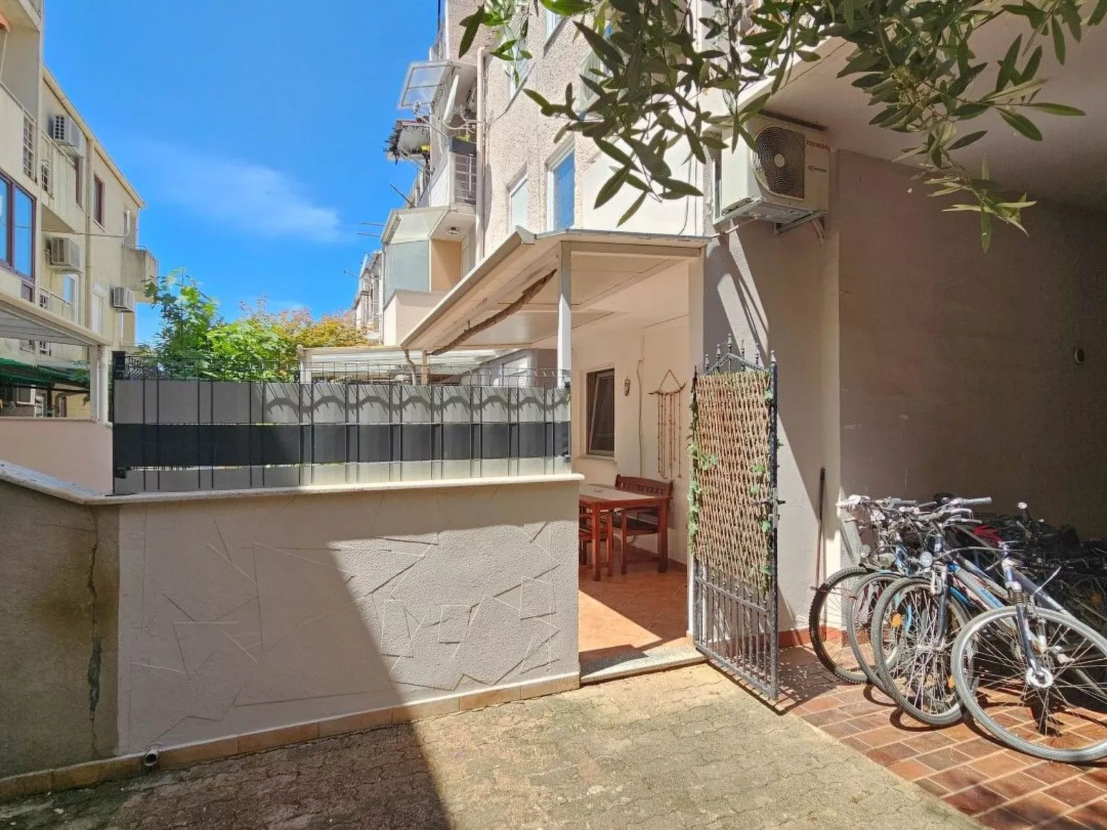 Wohnung "Domili" mit eigener Terrasse-Buiten