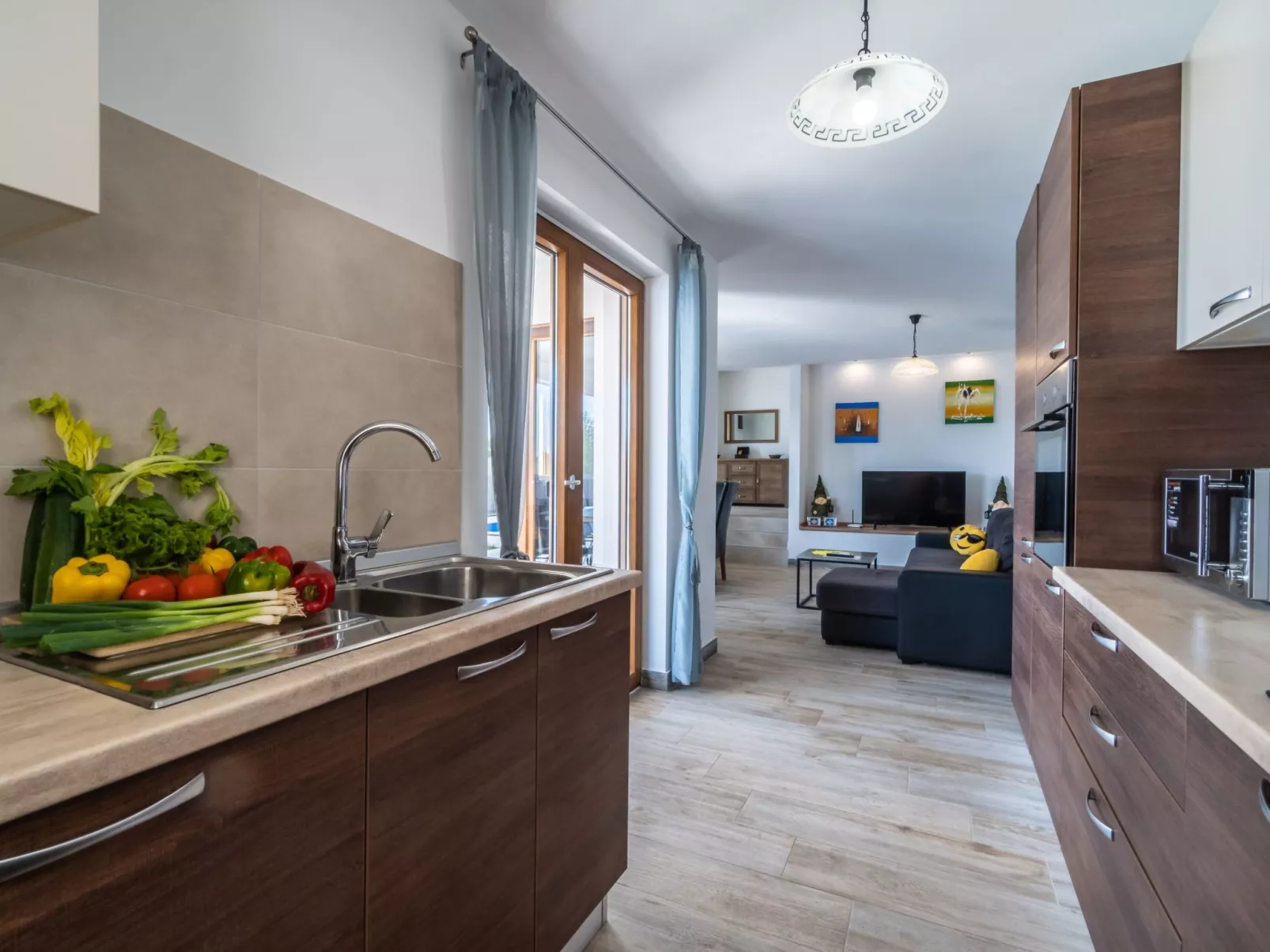 Elegantes Escape mit Pool und Panoramablick-Binnen