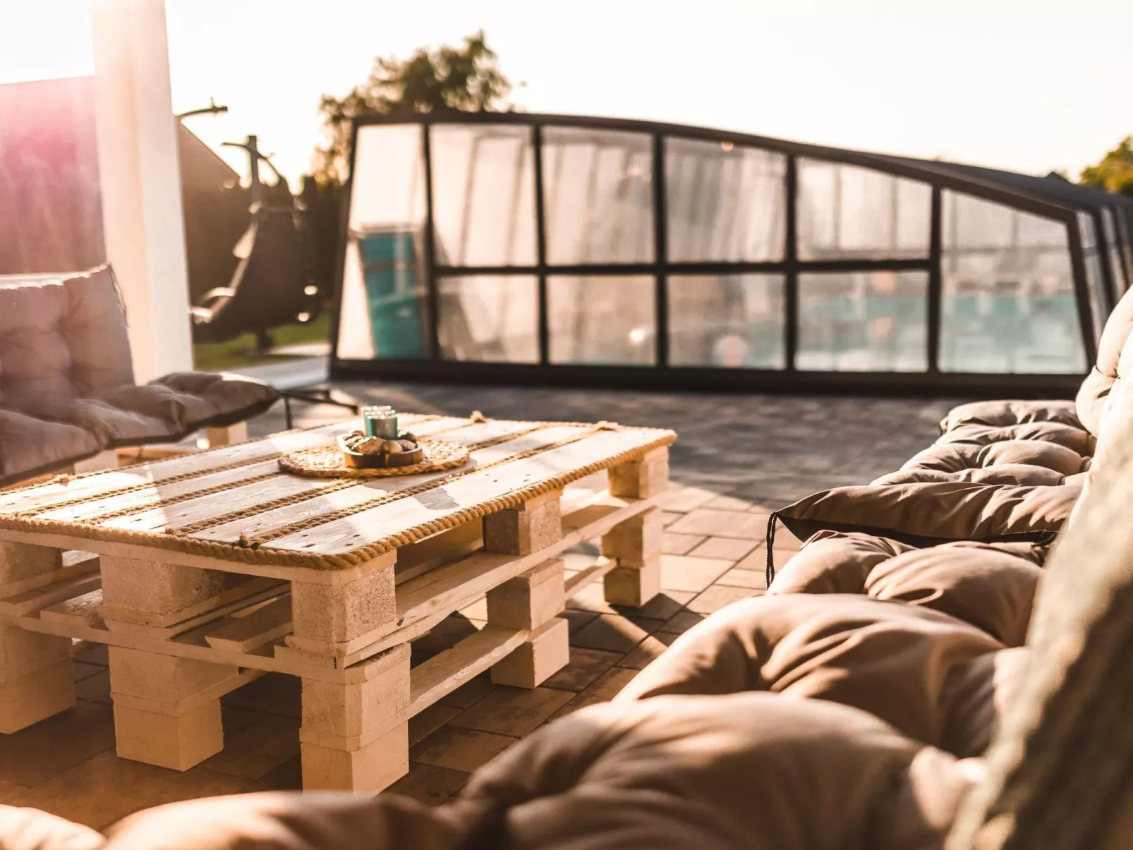 Mit Schwimmbad-Binnen