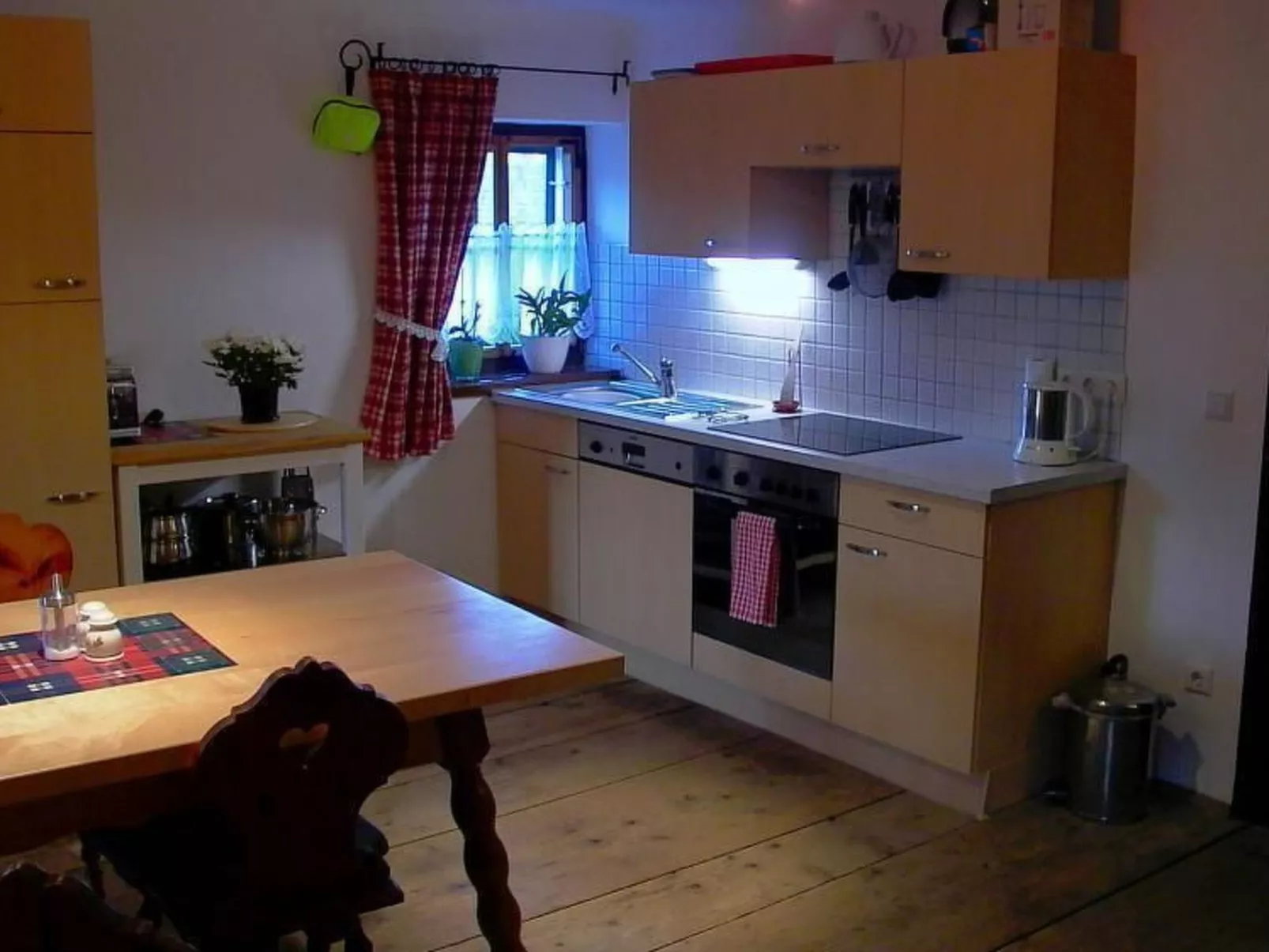 Große Wohnung im ersten Stock, mit großem Garten-Binnen