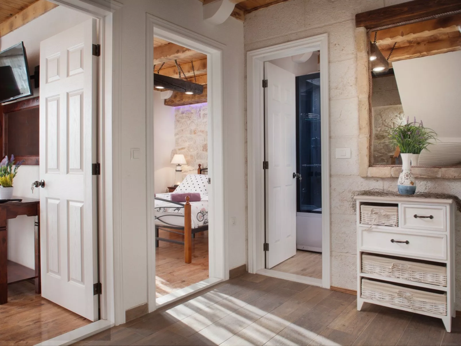 Charmantes Steinhaus mit Pool und Meerblick-Binnen