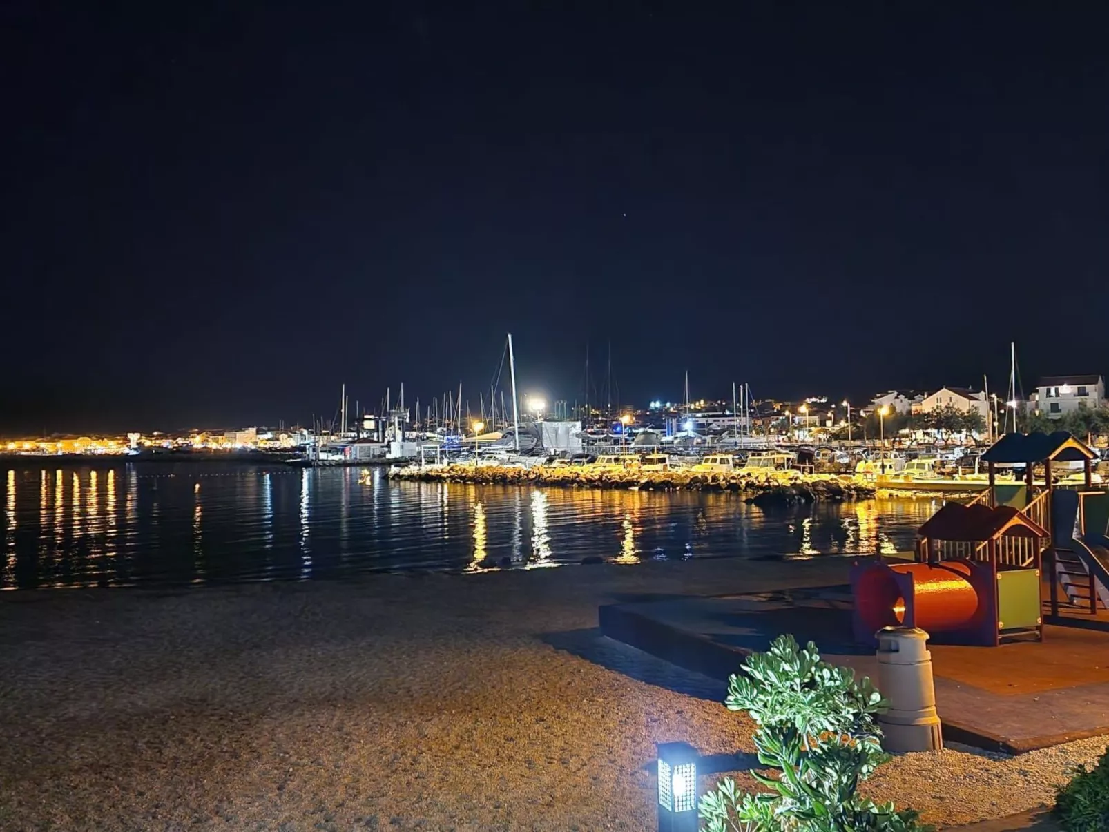 Gemütliches Apartment mit Balkon-Buiten